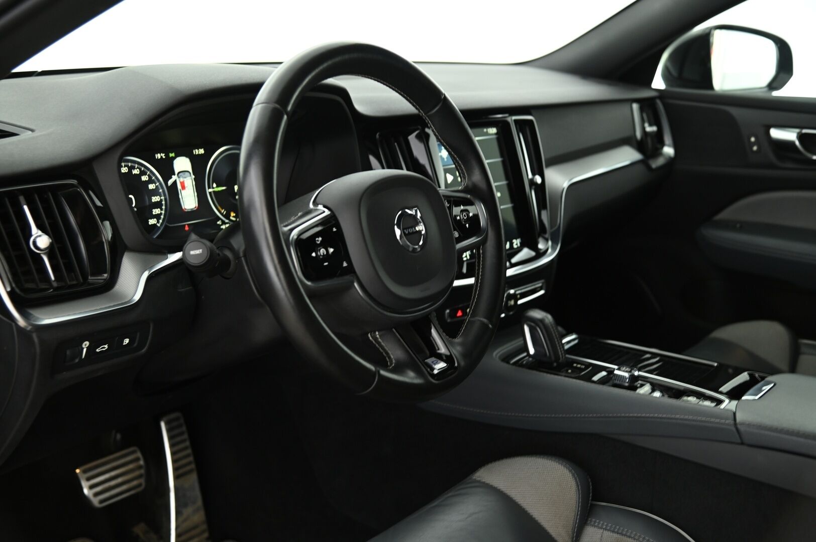 Volvo V60 2020 T8 TwE AWD Business R-Design aut **Adapt. vakkari / Webasto / Navi / VOC / BLIS / LED / P.kamera / Koukku * - Upea väri / Hyvin huollettu / Katso varusteet!