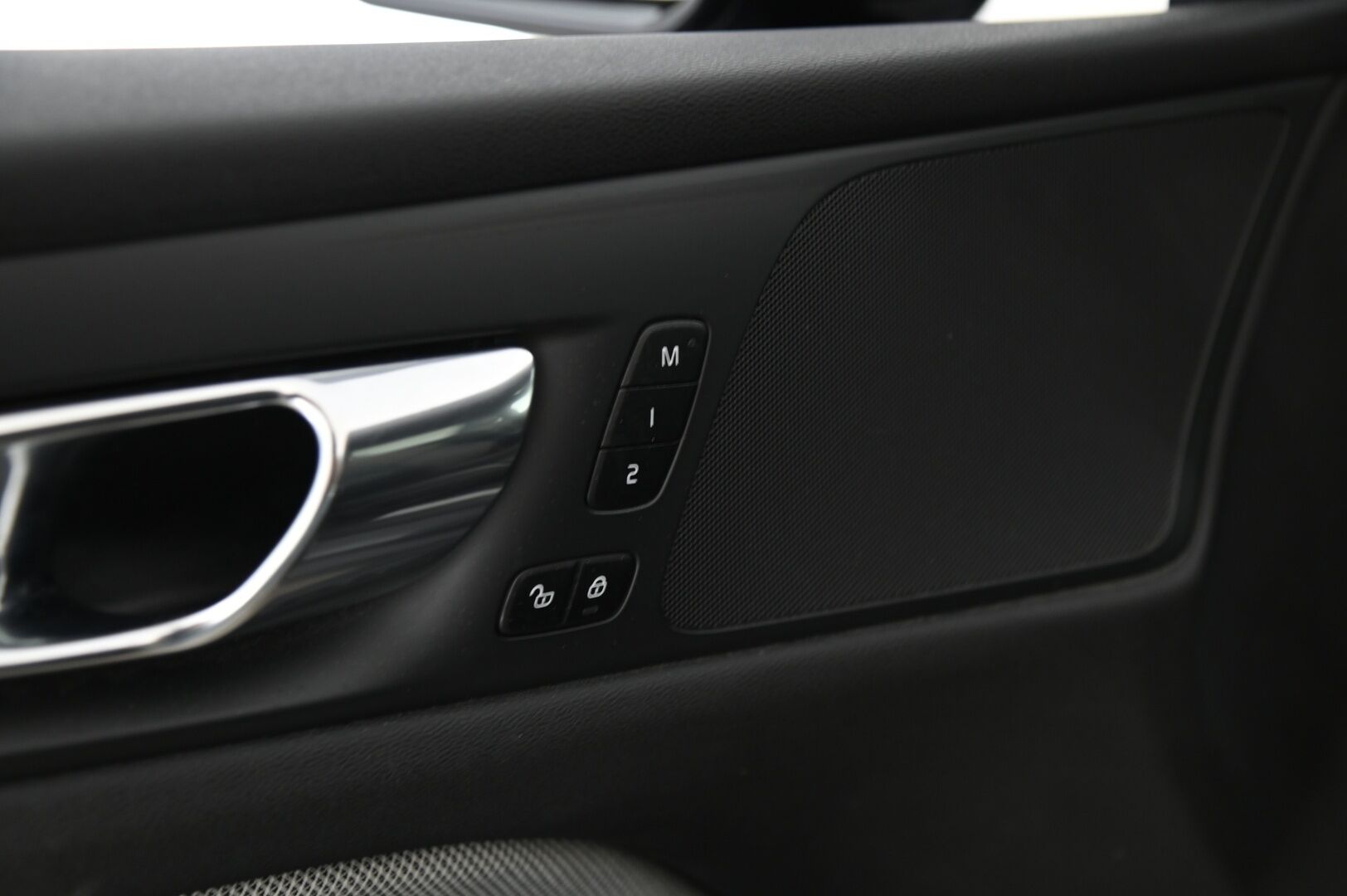 Volvo V60 2020 T8 TwE AWD Business R-Design aut **Adapt. vakkari / Webasto / Navi / VOC / BLIS / LED / P.kamera / Koukku * - Upea väri / Hyvin huollettu / Katso varusteet!