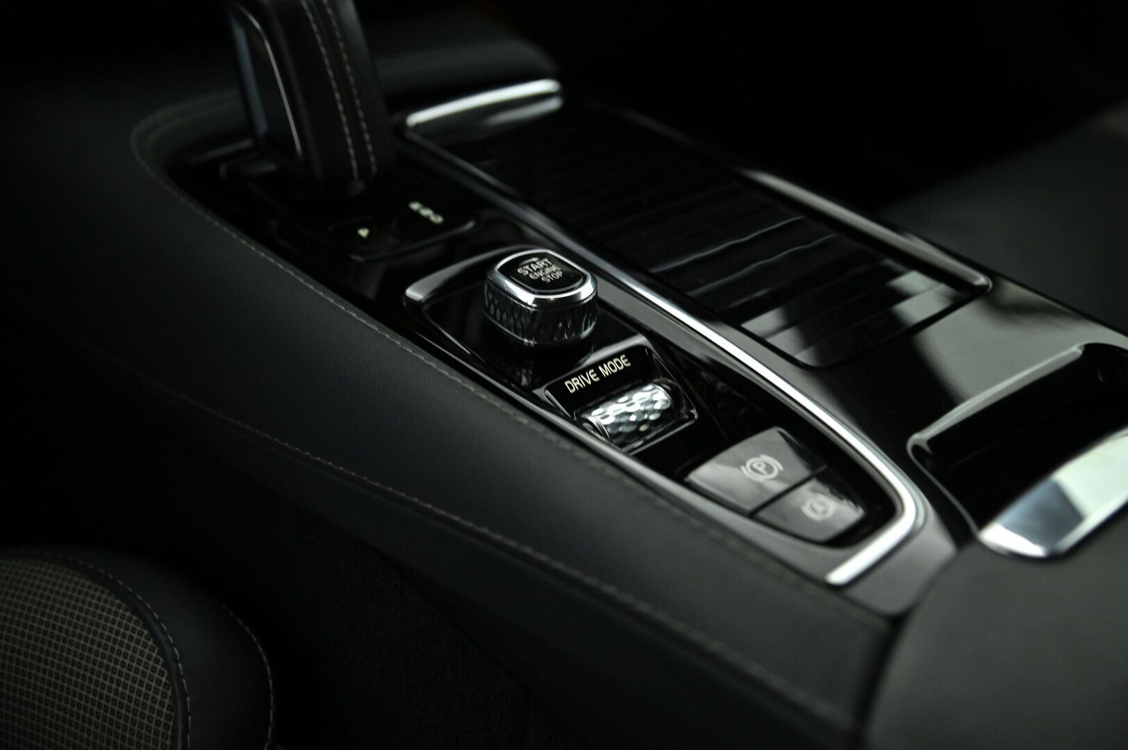 Volvo V60 2020 T8 TwE AWD Business R-Design aut **Adapt. vakkari / Webasto / Navi / VOC / BLIS / LED / P.kamera / Koukku * - Upea väri / Hyvin huollettu / Katso varusteet!