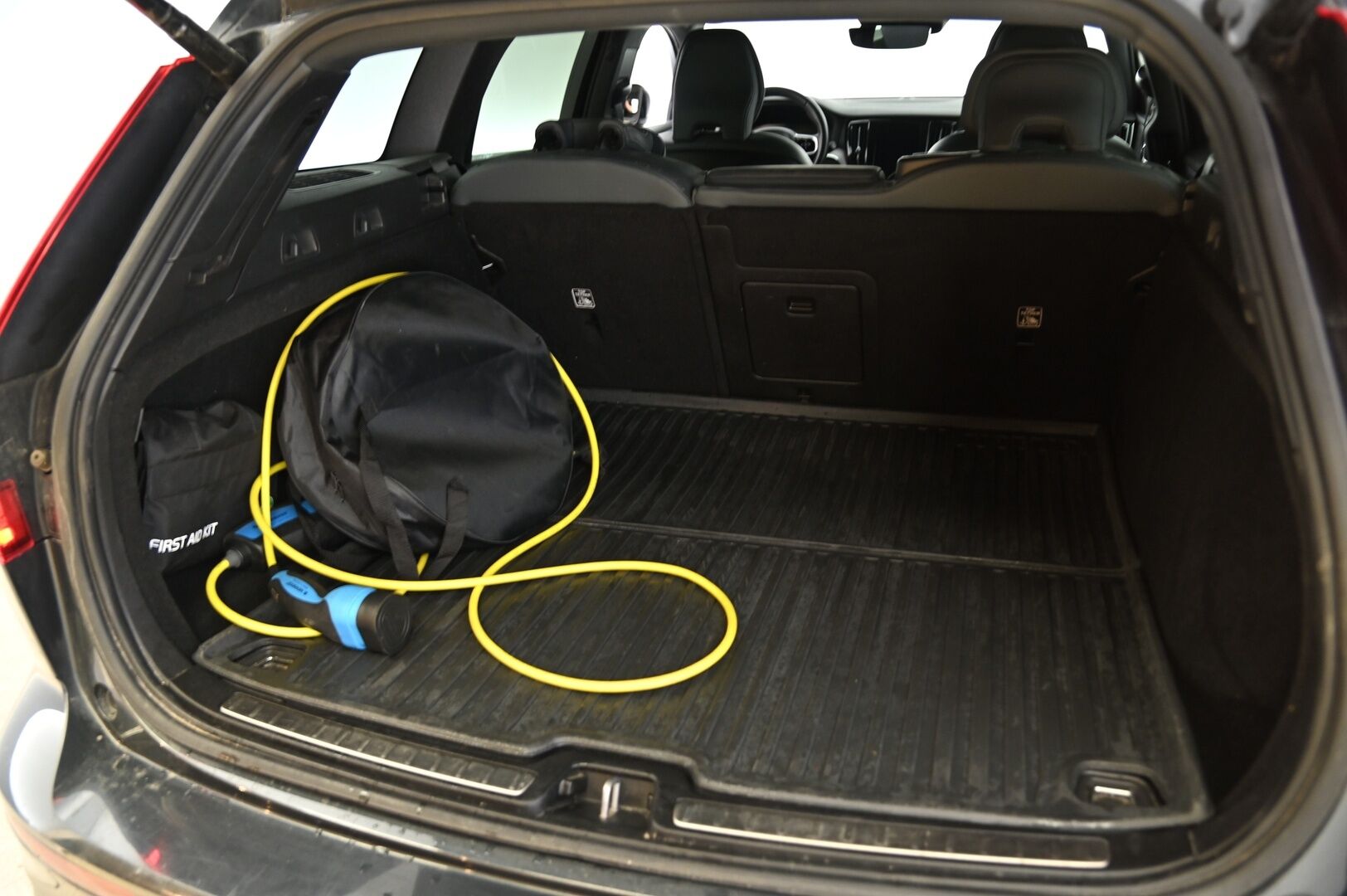 Volvo V60 2020 T8 TwE AWD Business R-Design aut **Adapt. vakkari / Webasto / Navi / VOC / BLIS / LED / P.kamera / Koukku * - Upea väri / Hyvin huollettu / Katso varusteet!