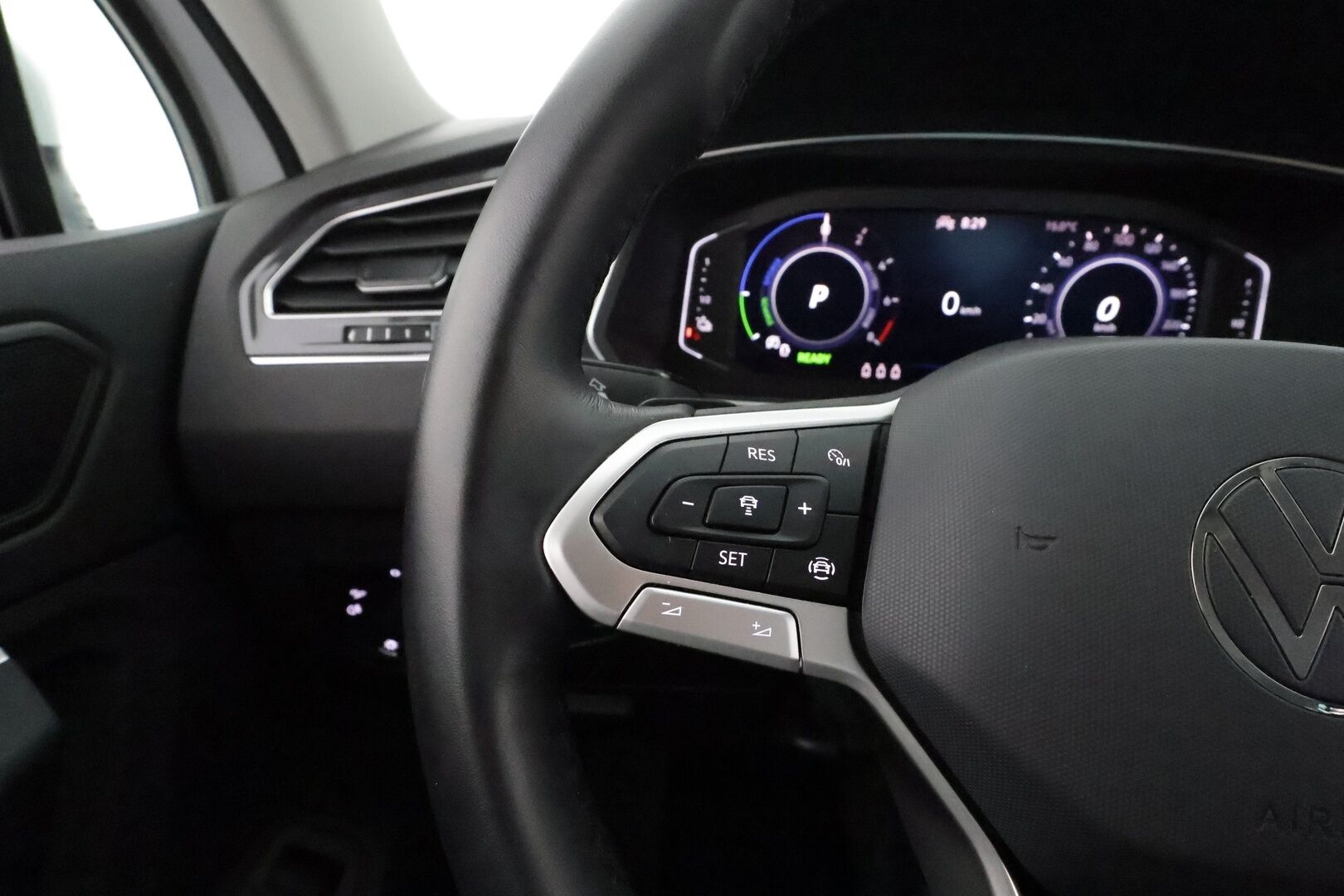Volkswagen Tiguan 2024 Style Business eHybrid 180 kW DSG *Matrix LED / ACC / Vetokoukku / Keyless / Kamera* - 3,99 % KORKOTARJOUS TÄHÄN AUTOON - SoH 100% / 1. Omisteinen / Suomi-Auto / Kahdet Vanteet