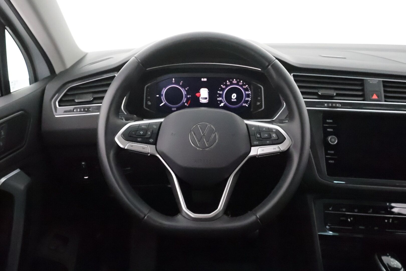 Volkswagen Tiguan 2024 Style Business eHybrid 180 kW DSG *Matrix LED / ACC / Vetokoukku / Keyless / Kamera* - 3,99 % KORKOTARJOUS TÄHÄN AUTOON - SoH 100% / 1. Omisteinen / Suomi-Auto / Kahdet Vanteet