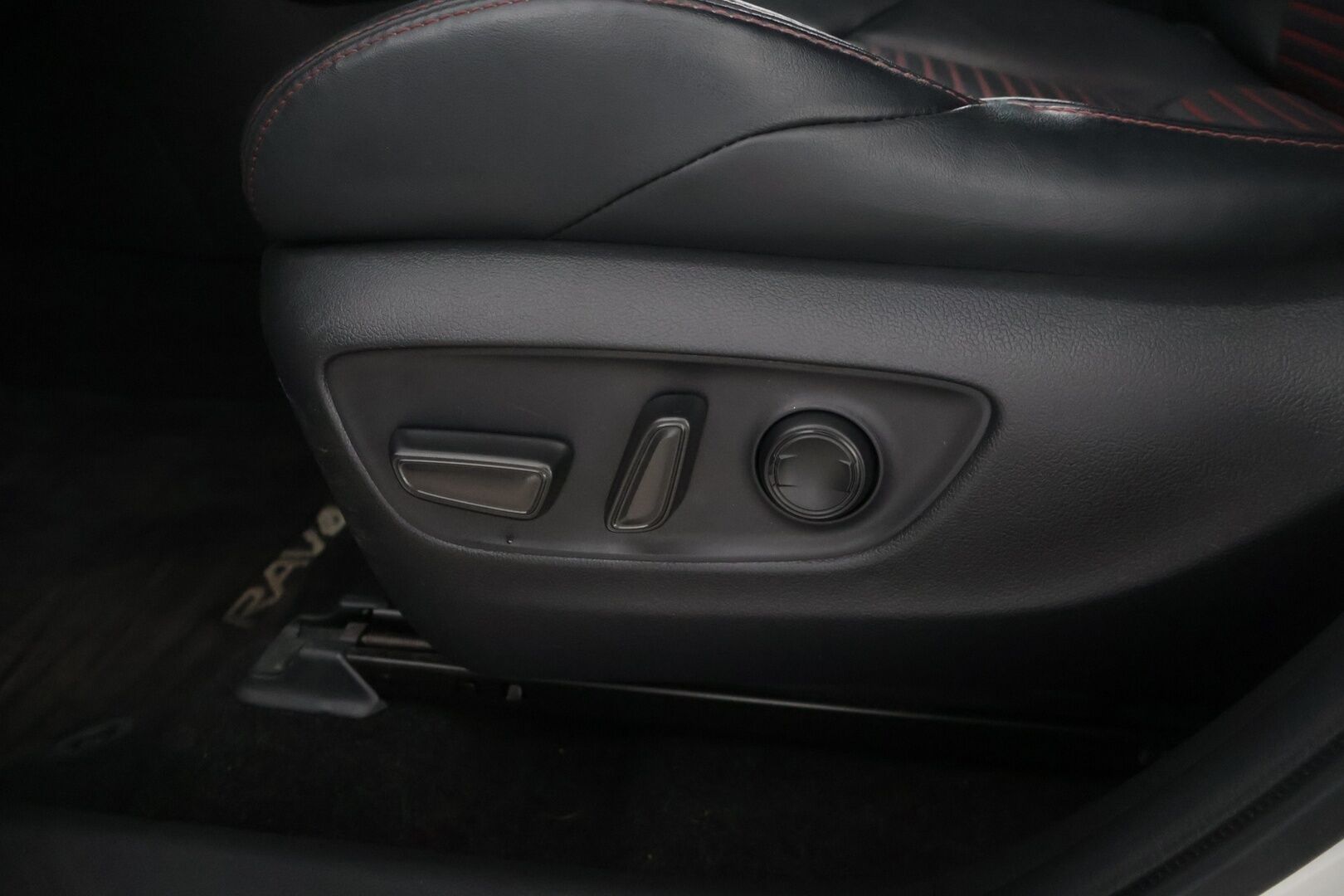 Toyota RAV4 2022 TOYOTA RAV4 Farmari (AC) 4ov 2487cm3 * Adap.vakkari / Vetokoukku / Ratinlämmitin / Peruutuskamera / Nahkasisusta / Sähköluukku * - 3,99 % KORKOTARJOUS TÄHÄN AUTOON 31.8. ASTI! - * Merkkiliikkeen huoltohistoria / Huippusiisti / Hyvä varustelutaso / 2x renkailla ja latauspiuhoilla*