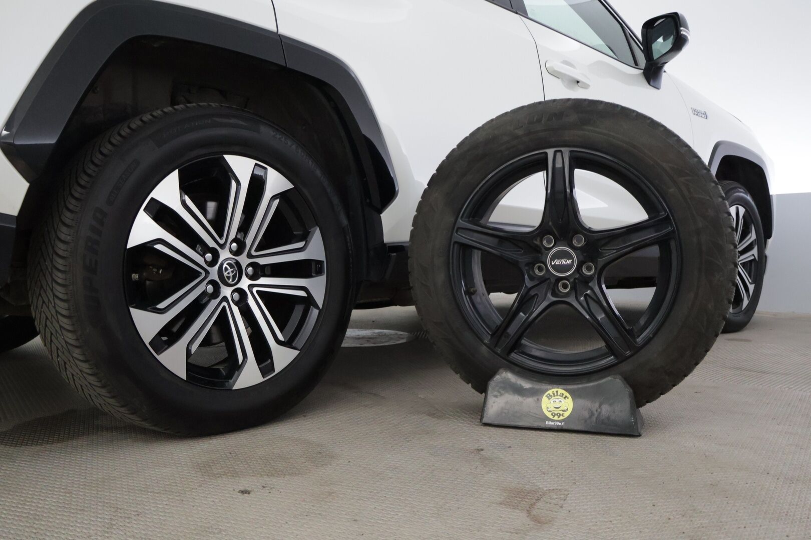 Toyota RAV4 2022 TOYOTA RAV4 Farmari (AC) 4ov 2487cm3 * Adap.vakkari / Vetokoukku / Ratinlämmitin / Peruutuskamera / Nahkasisusta / Sähköluukku * - 3,99 % KORKOTARJOUS TÄHÄN AUTOON 31.8. ASTI! - * Merkkiliikkeen huoltohistoria / Huippusiisti / Hyvä varustelutaso / 2x renkailla ja latauspiuhoilla*