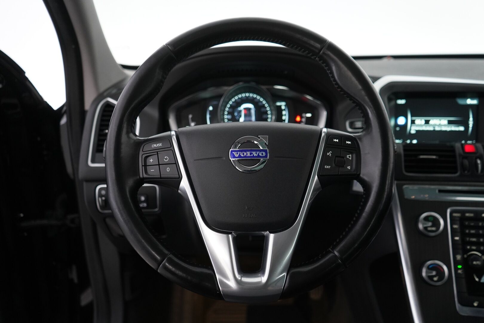 Volvo XC60 2016 D4 AWD Summum aut - Nahat | Webasto | Koukku | Panorama | Muistipenkit | Bluetooth | Ratinlämmitin | Tutkat | Digimittaristo | Juuri katsastettu | Kahdet renkaat | Hihna vaihdettu 134tkm | Viimeisin huolto 166tkm 