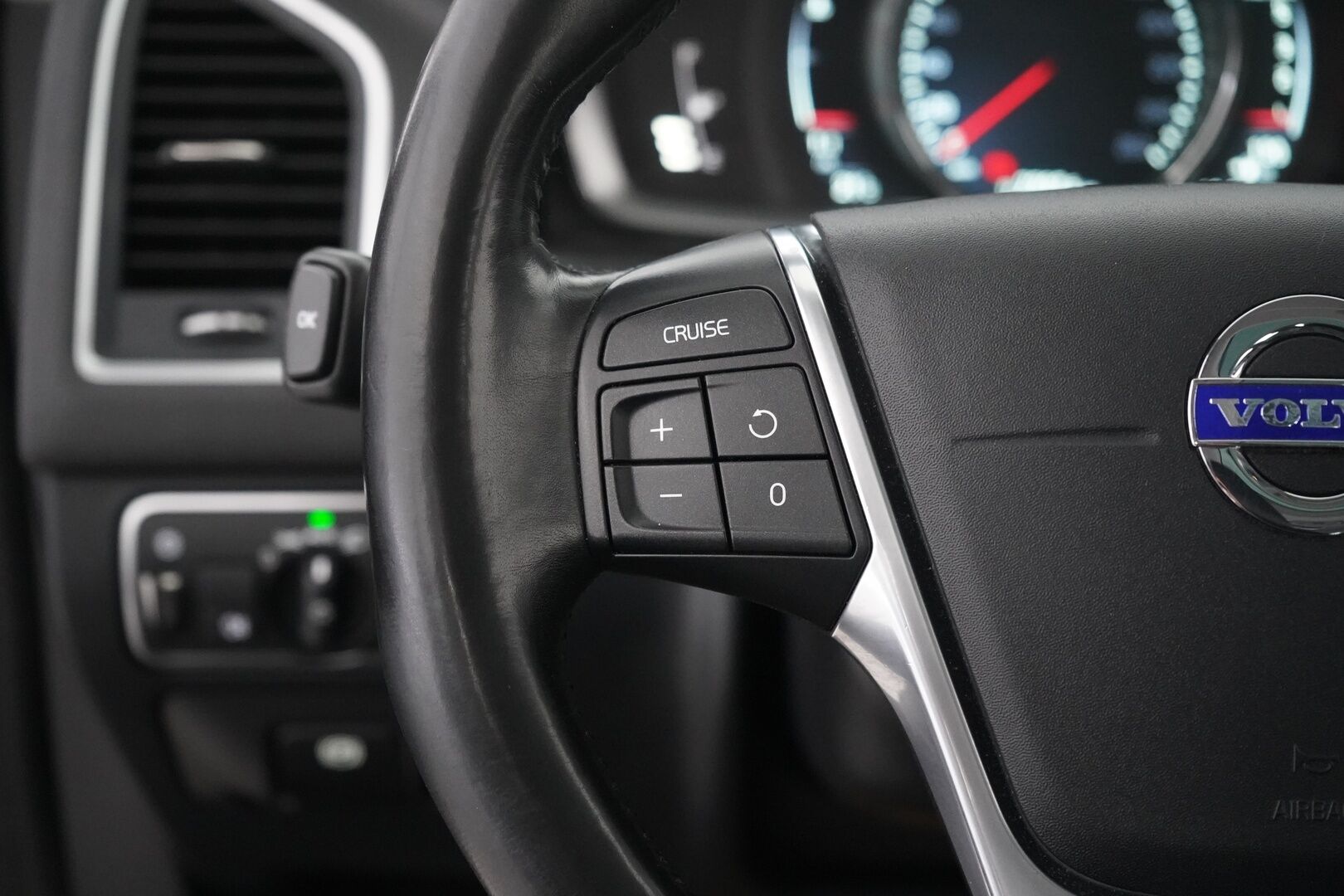 Volvo XC60 2016 D4 AWD Summum aut - Nahat | Webasto | Koukku | Panorama | Muistipenkit | Bluetooth | Ratinlämmitin | Tutkat | Digimittaristo | Juuri katsastettu | Kahdet renkaat | Hihna vaihdettu 134tkm | Viimeisin huolto 166tkm 