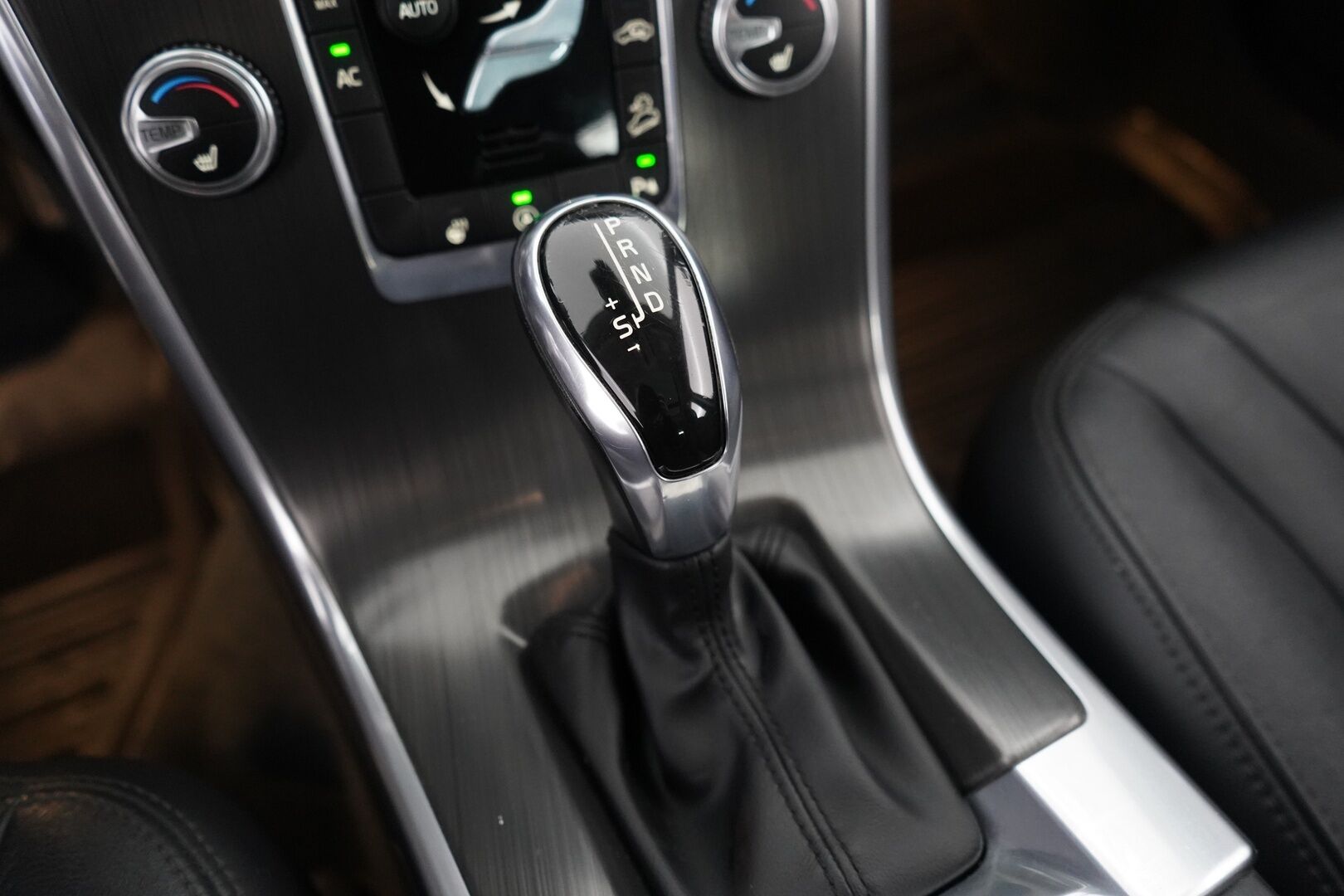 Volvo XC60 2016 D4 AWD Summum aut - Nahat | Webasto | Koukku | Panorama | Muistipenkit | Bluetooth | Ratinlämmitin | Tutkat | Digimittaristo | Juuri katsastettu | Kahdet renkaat | Hihna vaihdettu 134tkm | Viimeisin huolto 166tkm 