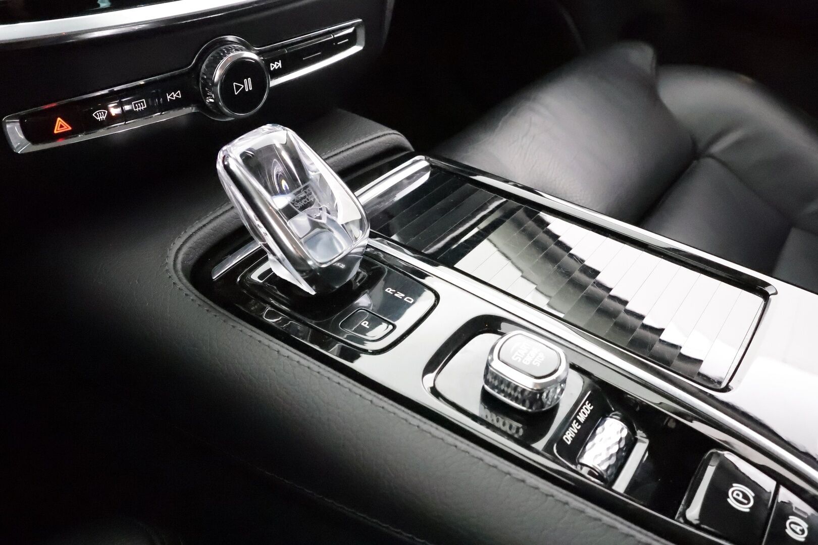 Volvo S60 2021 T8 TwE AWD Business Inscription aut * ACC / P.kamera / Muistipenkki / Webasto / Koukku / LED / Navi * - Nokian Nastarenkaat / Hiljattain Huollettu / Siistikuntoinen / Carplay / 2x Volvo Alut!