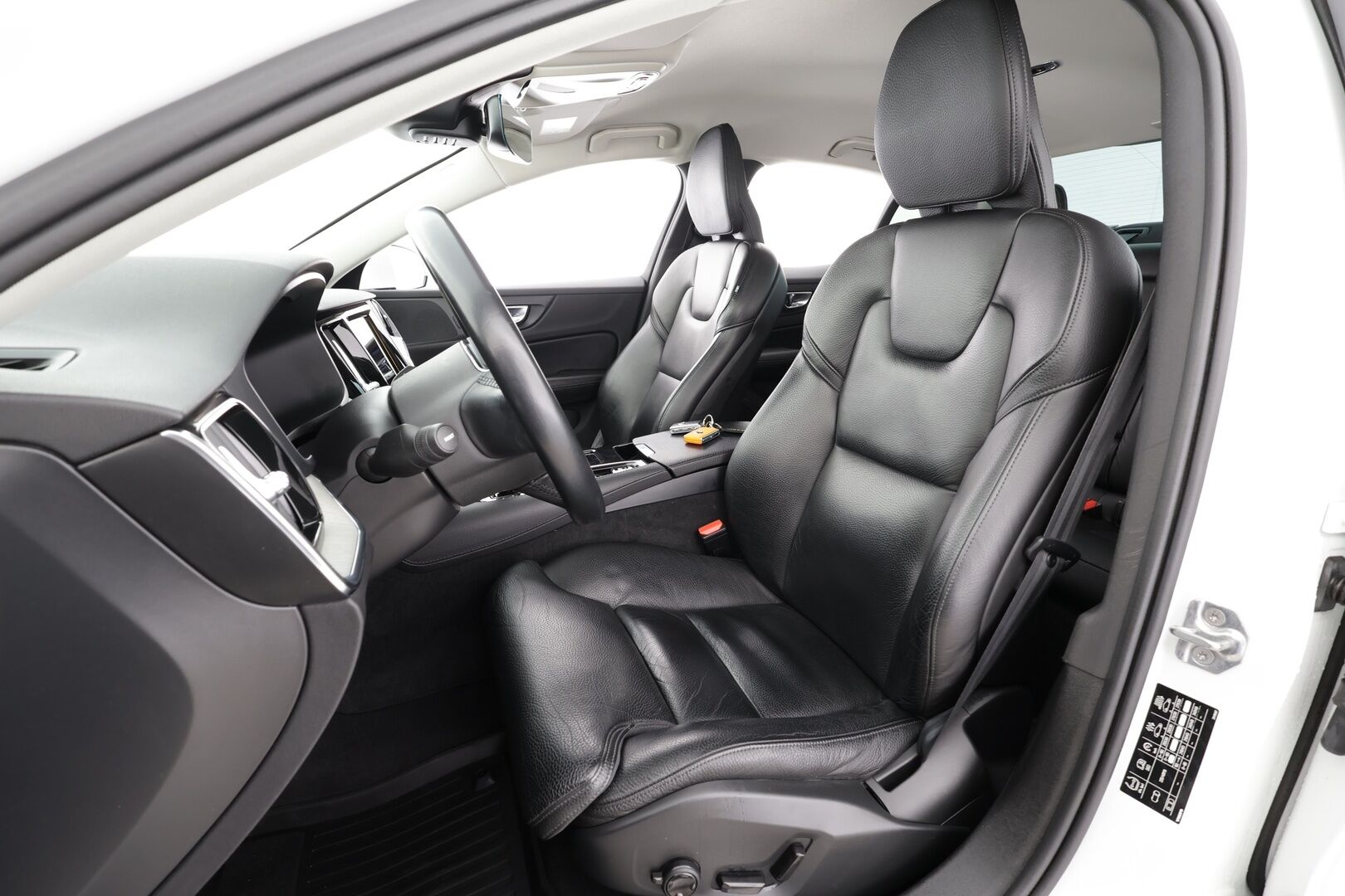 Volvo S60 2021 T8 TwE AWD Business Inscription aut * ACC / P.kamera / Muistipenkki / Webasto / Koukku / LED / Navi * - Kahdet renkaat aluvanteilla - HULLU BLACKWEEK KORKOTARJOUS 2,49%