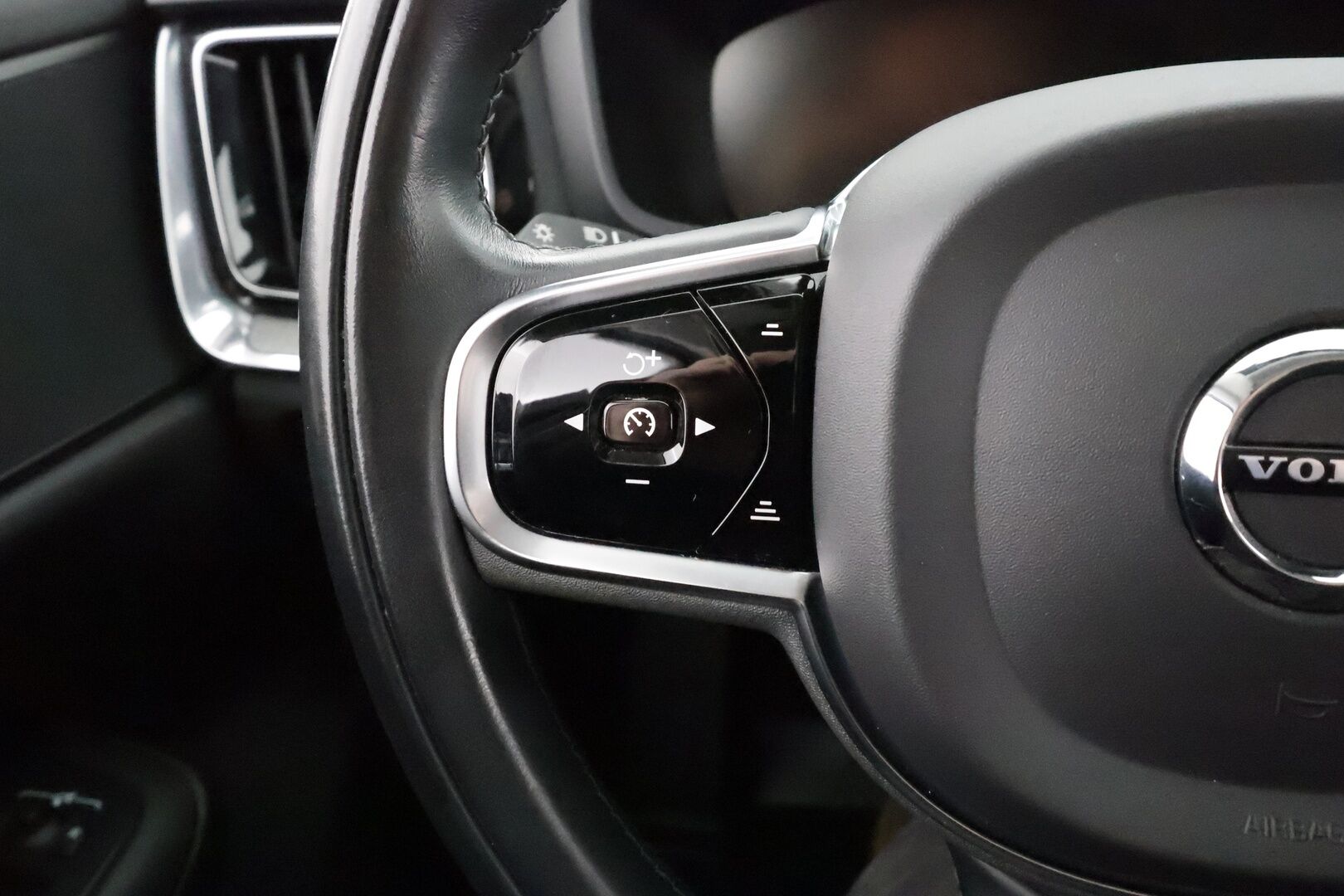 Volvo S60 2021 T8 TwE AWD Business Inscription aut * ACC / P.kamera / Muistipenkki / Webasto / Koukku / LED / Navi * - Nokian Nastarenkaat / Hiljattain Huollettu / Siistikuntoinen / Carplay / 2x Volvo Alut!