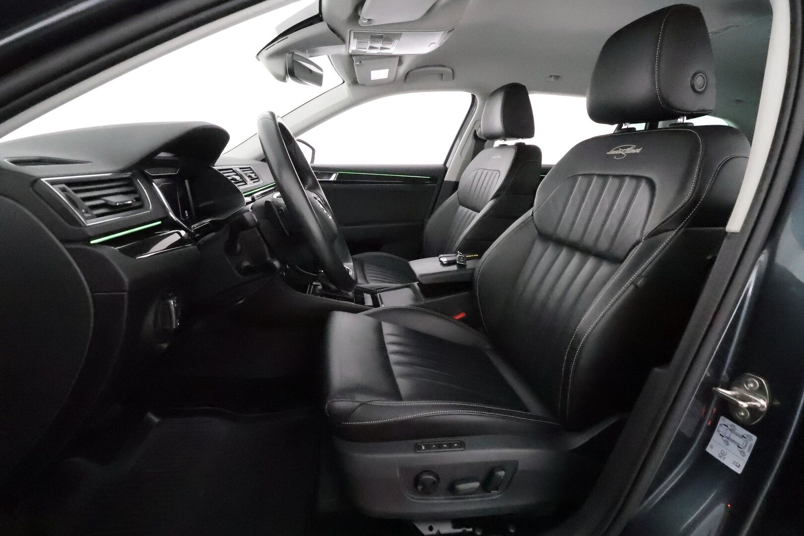 SKODA SUPERB 2021 Combi 1.4TSI PHEV L&K iV DSG *Canton / Webasto / Koukku / ACC / Matrix-LED / 360° / Muistinahat / Kaistavahti / Keyless* - 2x Latauskaapelit / Kahdet Renkaat
