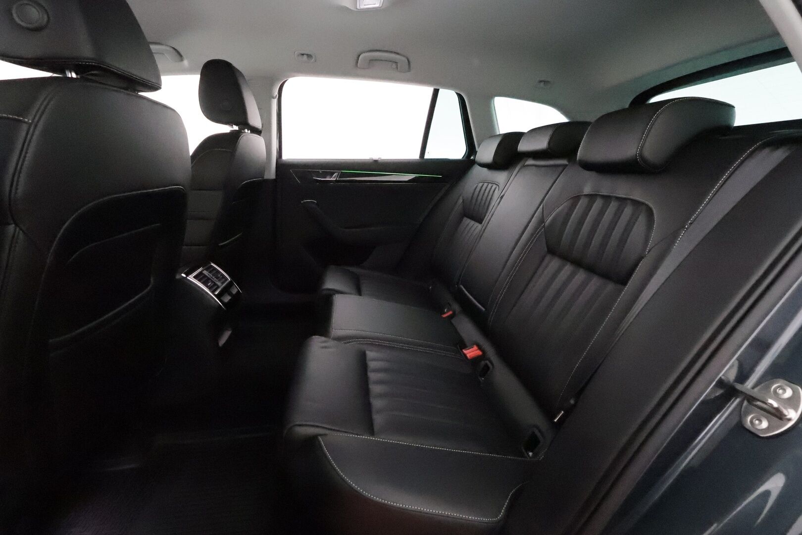 SKODA SUPERB 2021 Combi 1.4TSI PHEV L&K iV DSG *Canton / Webasto / Koukku / ACC / Matrix-LED / 360° / Muistinahat / Kaistavahti / Keyless* - 2x Latauskaapelit / Kahdet Renkaat