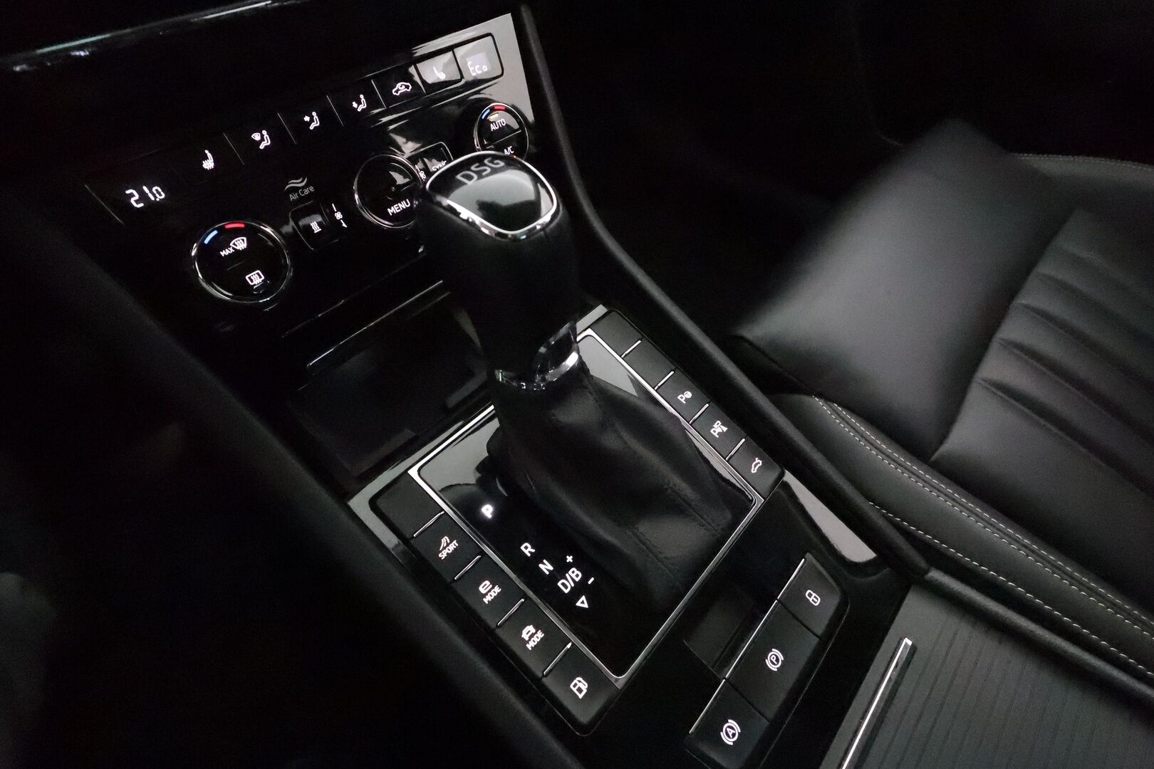 SKODA SUPERB 2021 Combi 1.4TSI PHEV L&K iV DSG *Canton / Webasto / Koukku / ACC / Matrix-LED / 360° / Muistinahat / Kaistavahti / Keyless* - 2x Latauskaapelit / Kahdet Renkaat