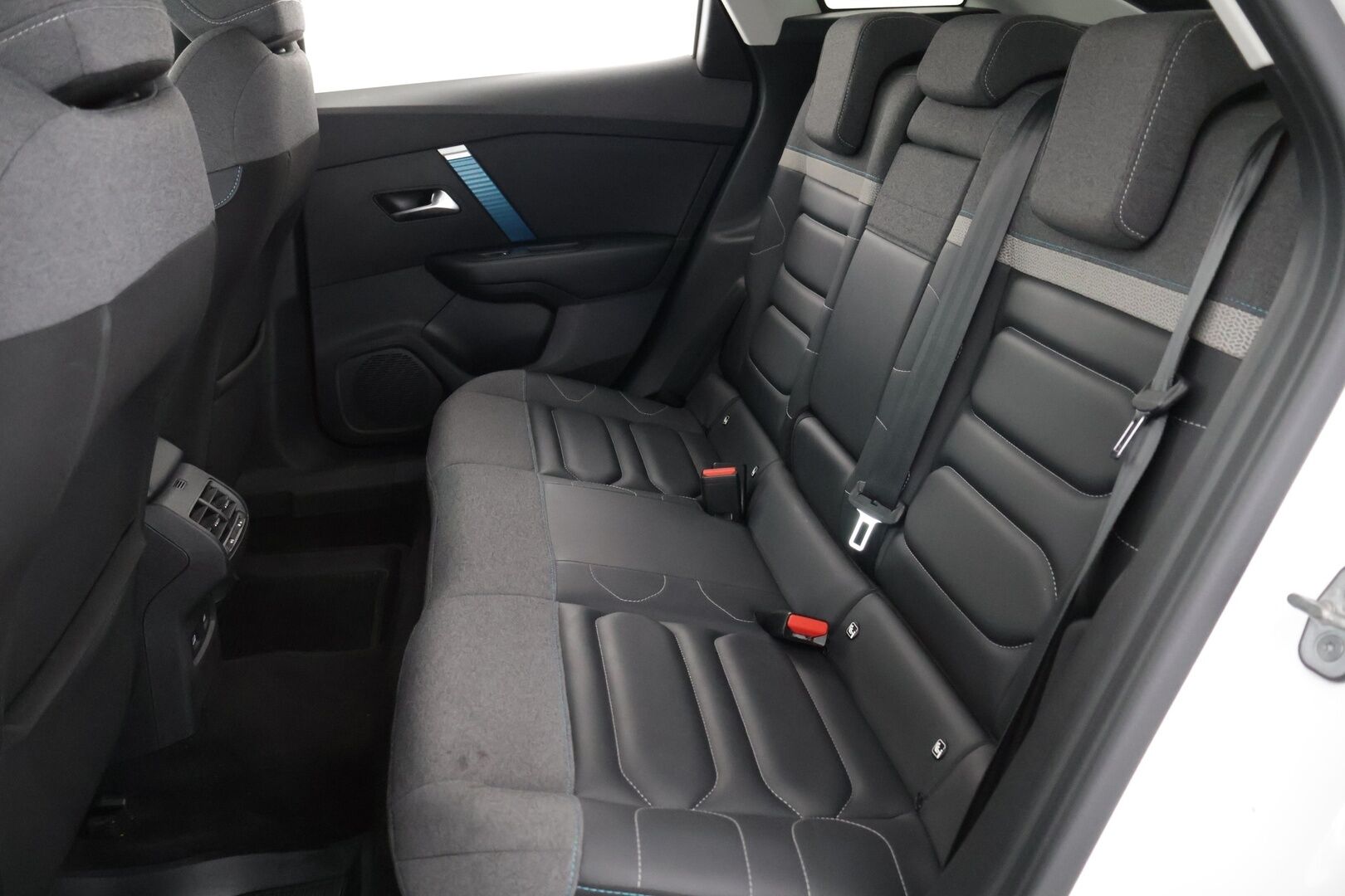 Citroen E-C4 2023 136 Shine Comfort Selection 50 kWh - SoH 93% | ALV | ACC | HUD | P.kamera | LED Vision | KeyLess | Digimittaristo | Ratinlämmitin | CarPlay | Lämmitettävä tuulilasi | Kaistavahti | BLIS | Navi