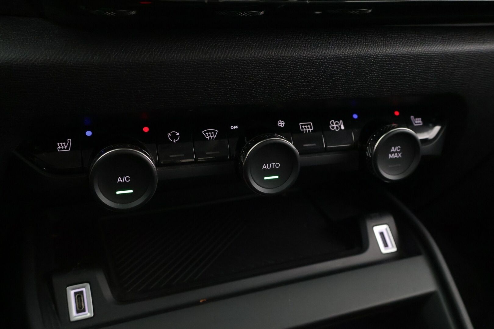 Citroen E-C4 2023 136 Shine Comfort Selection 50 kWh - SoH 93% | ALV | ACC | HUD | P.kamera | LED Vision | KeyLess | Digimittaristo | Ratinlämmitin | CarPlay | Lämmitettävä tuulilasi | Kaistavahti | BLIS | Navi