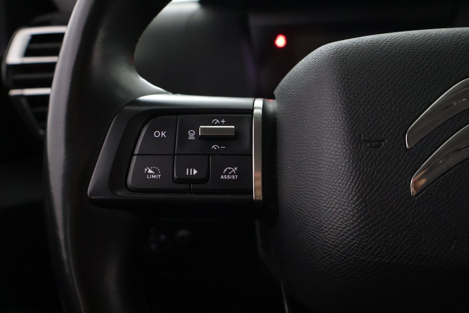 Citroen E-C4 2023 136 Shine Comfort Selection 50 kWh - SoH 93% | ALV | ACC | HUD | P.kamera | LED Vision | KeyLess | Digimittaristo | Ratinlämmitin | CarPlay | Lämmitettävä tuulilasi | Kaistavahti | BLIS | Navi