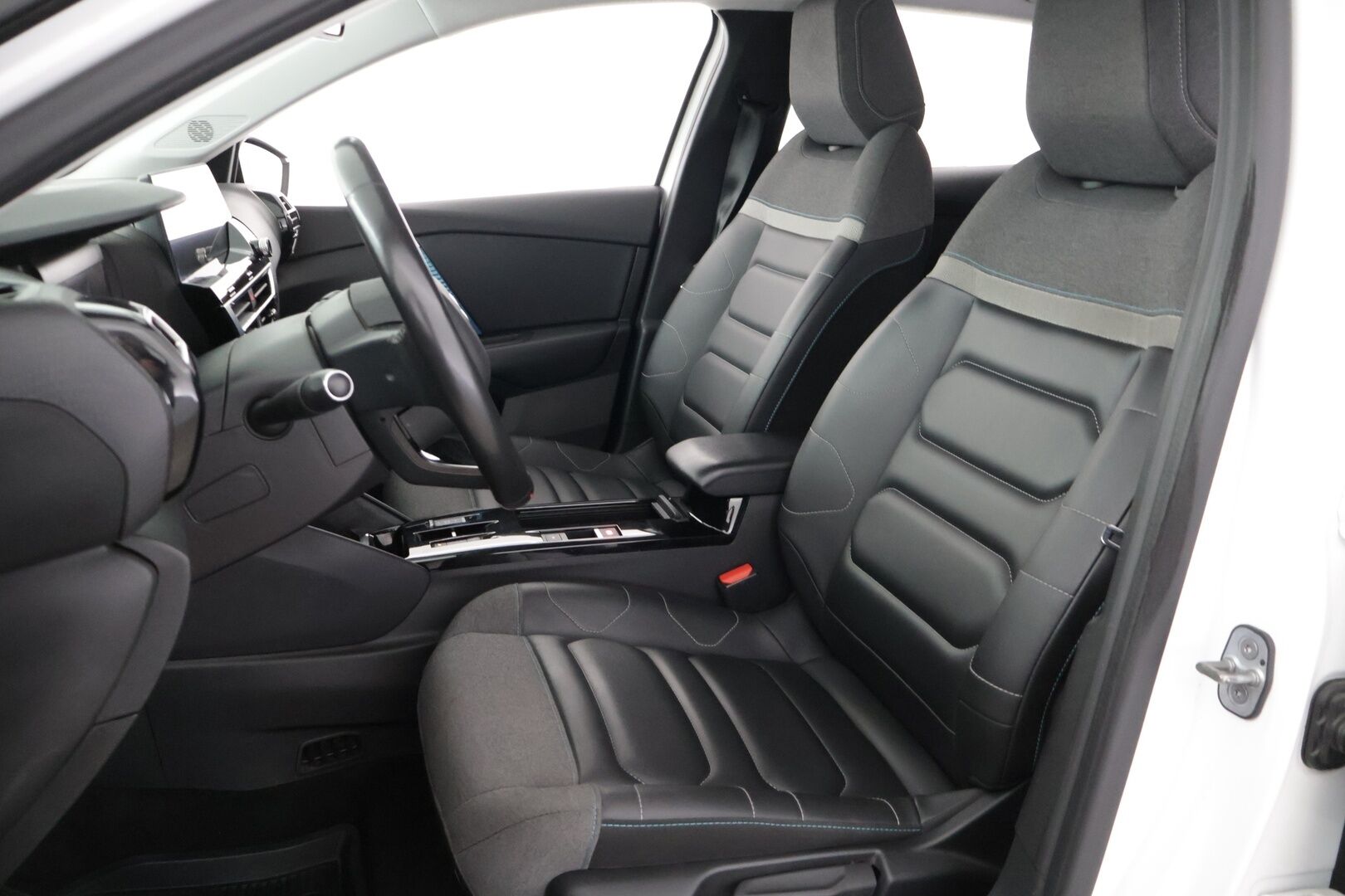 Citroen E-C4 2023 136 Shine Comfort Selection 50 kWh - SoH 93% | ALV | ACC | HUD | P.kamera | LED Vision | KeyLess | Digimittaristo | Ratinlämmitin | CarPlay | Lämmitettävä tuulilasi | Kaistavahti | BLIS | Navi