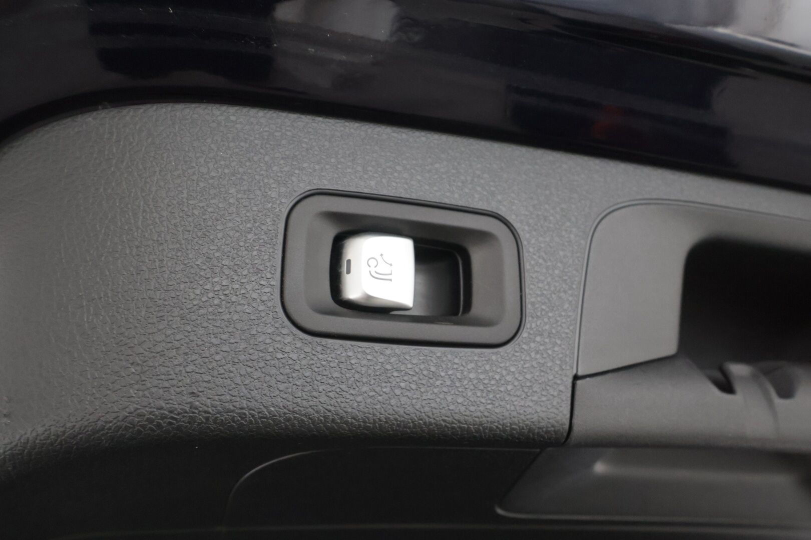 Mercedes-Benz EQC 2021 400 4Matic - | Distronic+ | Lisälämmitin | Koukku | Muistipenkit | Widescreen | Kattoluukku | Burmester | LED | 360-Kamera | Sporttinahat | Keyless | Apple&Android | Kahdet Renkaat |