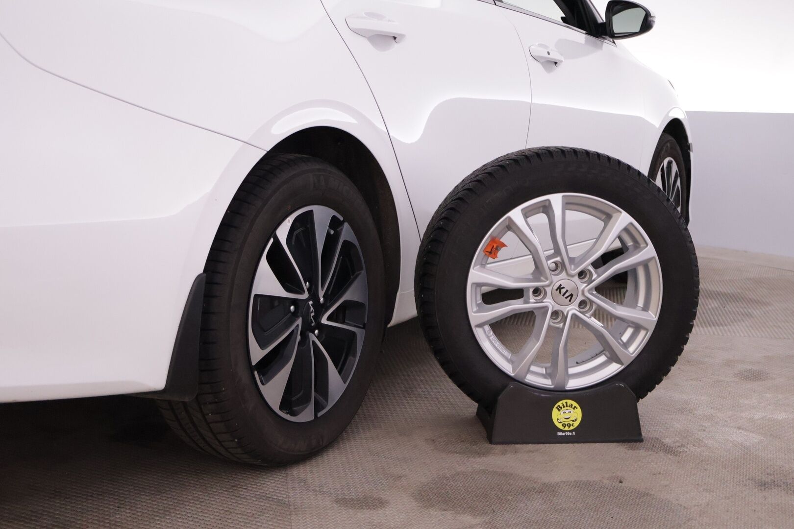 Kia Ceed 2024 1.6 GDI Plug-In Hybrid Business Premium SW DCT Aut *ACC / Kamera / KeyLessGo / LED / Navi / Puolinahat / Ratinlämmitin* - 1-omisteinen / Kahdet hyvät renkaat vantein*