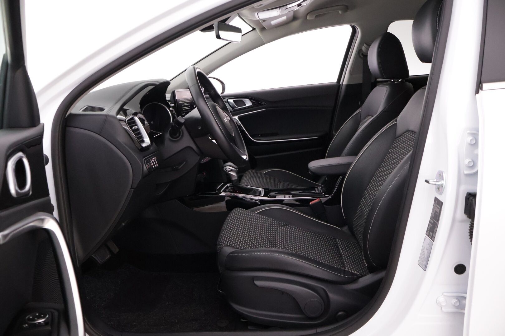 Kia Ceed 2024 1.6 GDI Plug-In Hybrid Business Premium SW DCT Aut *ACC / Kamera / KeyLessGo / LED / Navi / Puolinahat / Ratinlämmitin* - Kahdet huippukuntoiset merkkirenkaat! / Takuu voimassa / Vaihtoehto uudelle!