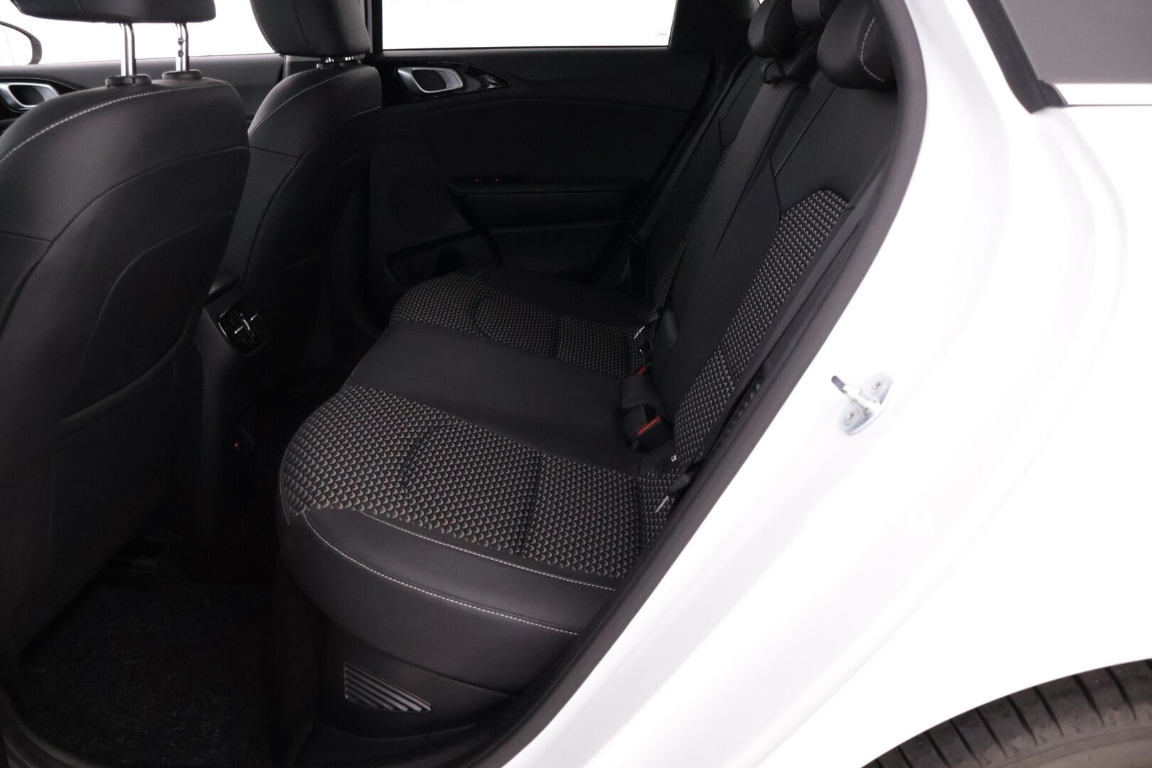 Kia Ceed 2024 1.6 GDI Plug-In Hybrid Business Premium SW DCT Aut *ACC / Kamera / KeyLessGo / LED / Navi / Puolinahat / Ratinlämmitin* - Kahdet huippukuntoiset merkkirenkaat! / Takuu voimassa / Vaihtoehto uudelle!