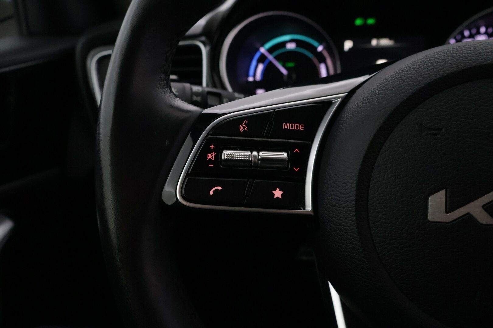 Kia Ceed 2024 1.6 GDI Plug-In Hybrid Business Premium SW DCT Aut *ACC / Kamera / KeyLessGo / LED / Navi / Puolinahat / Ratinlämmitin* - 1-omisteinen / Kahdet hyvät renkaat vantein*