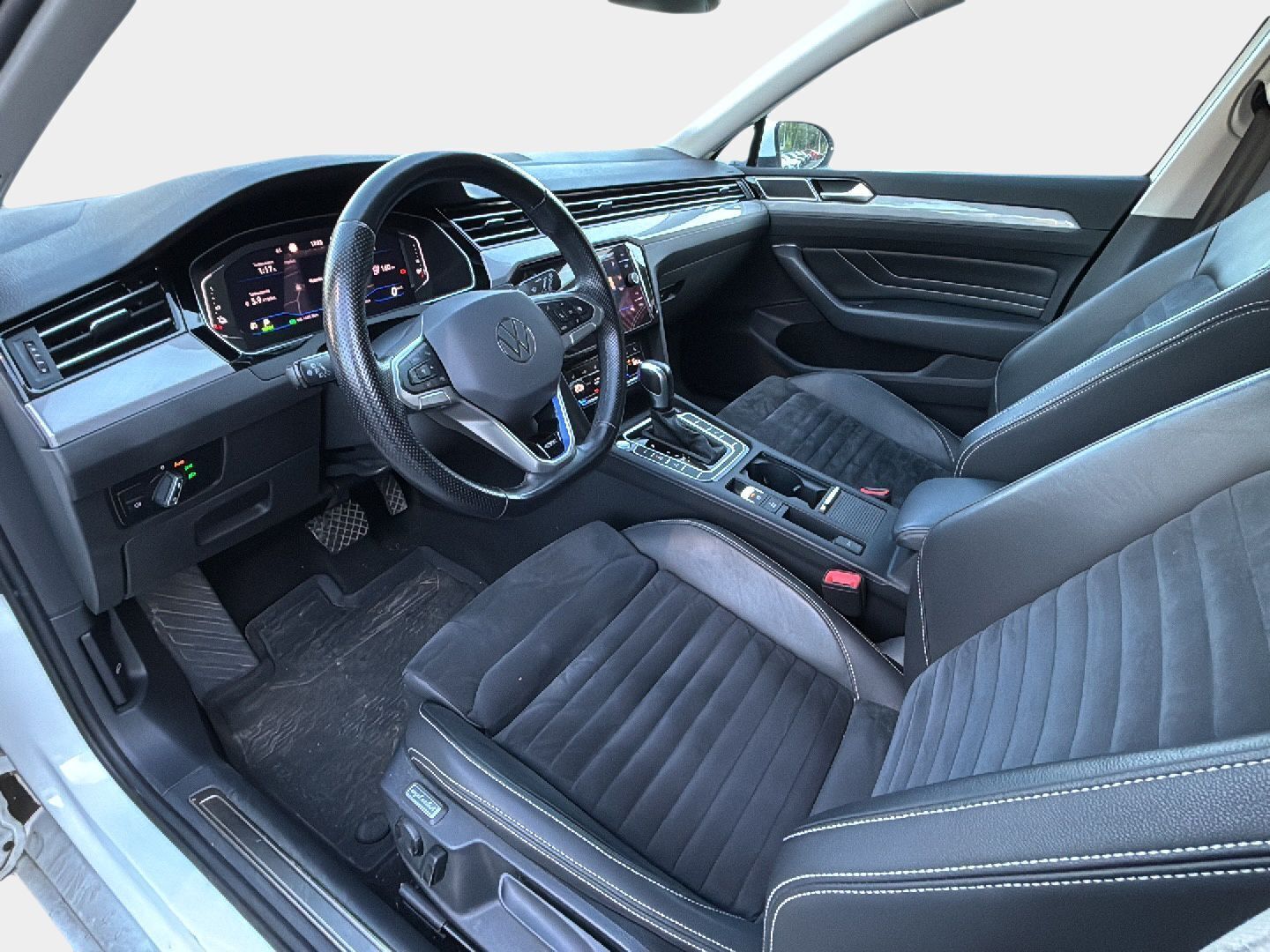 Volkswagen Passat 2021 PASSAT Farmari (AC) 5ov 1395cm3 A * Digimittaristo / ACC / S.luukku / Nahka-alcantara / P. tutkat / Navi * - 2x renkailla ja vanteilla / Hyvä huoltohistoria