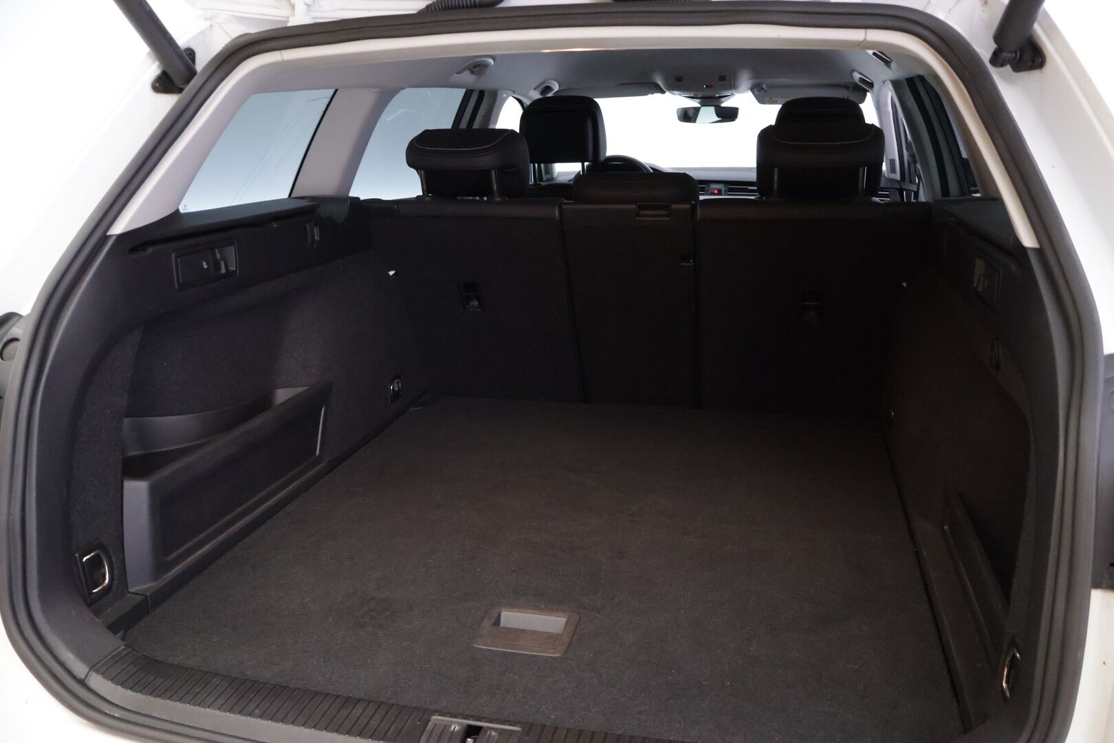 Volkswagen Passat 2021 Variant GTE Plug-In Hybrid 160 kW DSG* Digimittaristo / ACC / S.luukku / Nahka-alcantara / P. tutkat / Navi * - Facelift malli / Hiljentävät etulasit / 2x renkailla ja vanteilla / Hyvä huoltohistoria / 