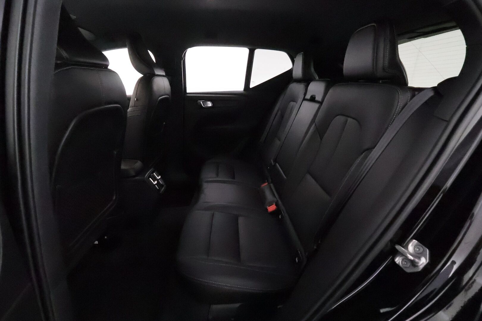 Volvo XC40 2021 P8 AWD Business R-Design aut *ACC / ILP / BLIS / Muistipenkki / Koukku / Full LED / Navi / Facelift / 360° / Sporttinahat* - 1.Om Suomi-auto / Akku kuntotarkastettu / Kahdet renkaat aluvanteilla / Merkkihuollettu