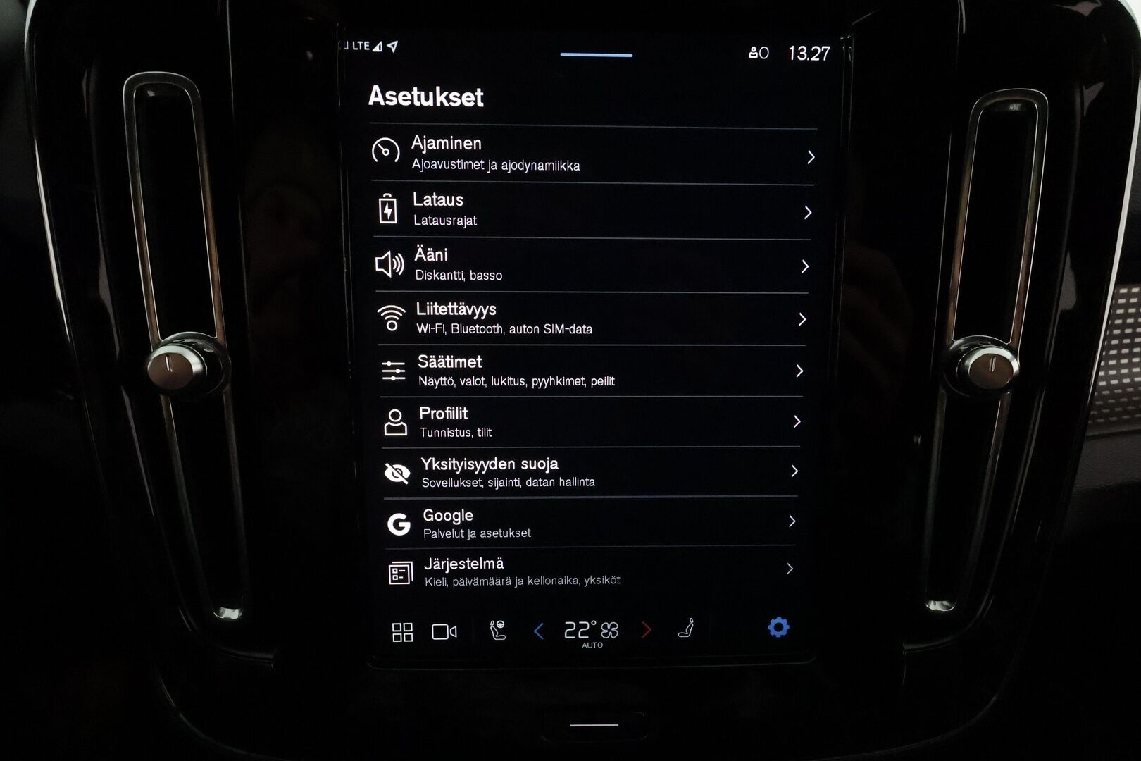 Volvo XC40 2021 P8 AWD Business R-Design aut *ACC / ILP / BLIS / Muistipenkki / Koukku / Full LED / Navi / Facelift / 360° / Sporttinahat* - 1.Om Suomi-auto / Akku kuntotarkastettu / Kahdet renkaat aluvanteilla / Merkkihuollettu