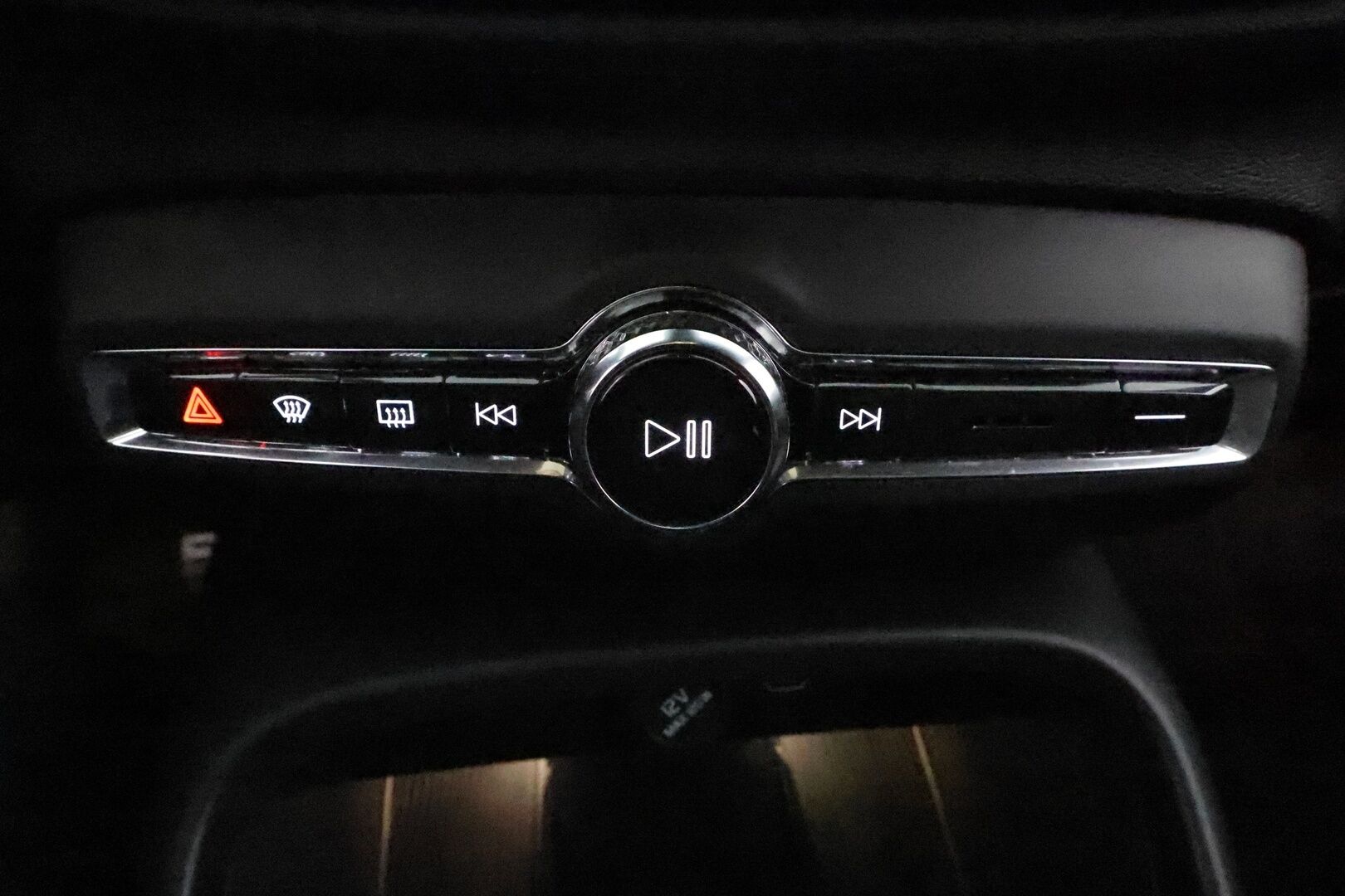 Volvo XC40 2021 P8 AWD Business R-Design aut *ACC / ILP / BLIS / Muistipenkki / Koukku / Full LED / Navi / Facelift / 360° / Sporttinahat* - 1.Om Suomi-auto / Akku kuntotarkastettu / Kahdet renkaat aluvanteilla / Merkkihuollettu