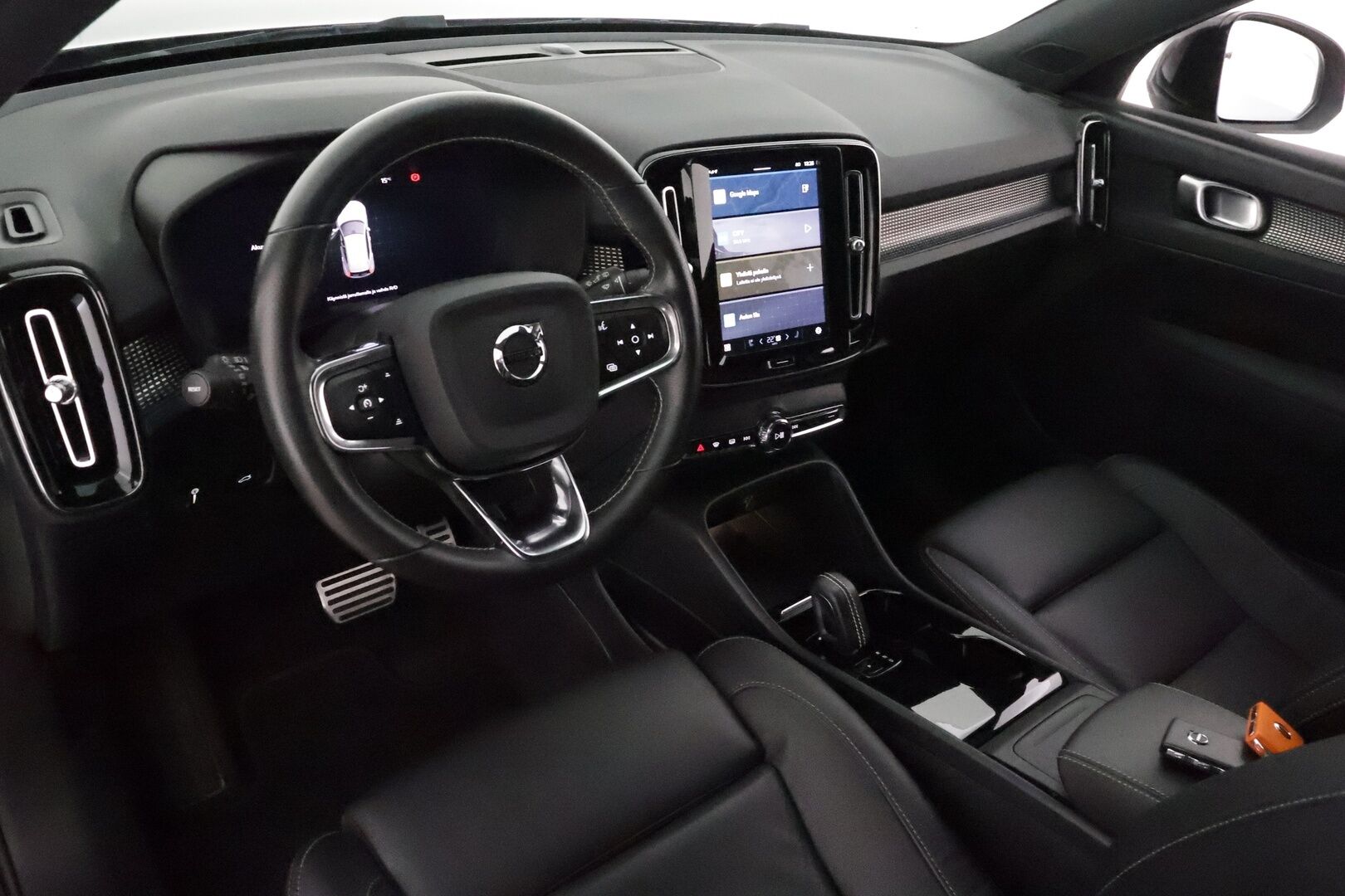 Volvo XC40 2021 P8 AWD Business R-Design aut *ACC / ILP / BLIS / Muistipenkki / Koukku / Full LED / Navi / Facelift / 360° / Sporttinahat* - 1.Om Suomi-auto / Akku kuntotarkastettu / Kahdet renkaat aluvanteilla / Merkkihuollettu