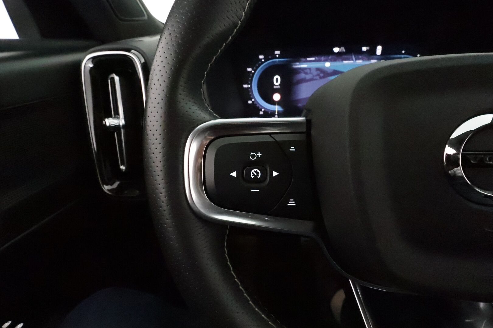 Volvo XC40 2021 P8 AWD Business R-Design aut *ACC / ILP / BLIS / Muistipenkki / Koukku / Full LED / Navi / Facelift / 360° / Sporttinahat* - 1.Om Suomi-auto / Akku kuntotarkastettu / Kahdet renkaat aluvanteilla / Merkkihuollettu