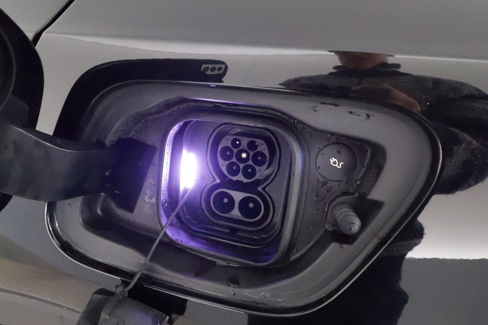 Volvo XC40 2021 P8 AWD Business R-Design aut *ACC / ILP / BLIS / Muistipenkki / Koukku / Full LED / Navi / Facelift / 360° / Sporttinahat* - 1.Om Suomi-auto / Akku kuntotarkastettu / Kahdet renkaat aluvanteilla / Merkkihuollettu