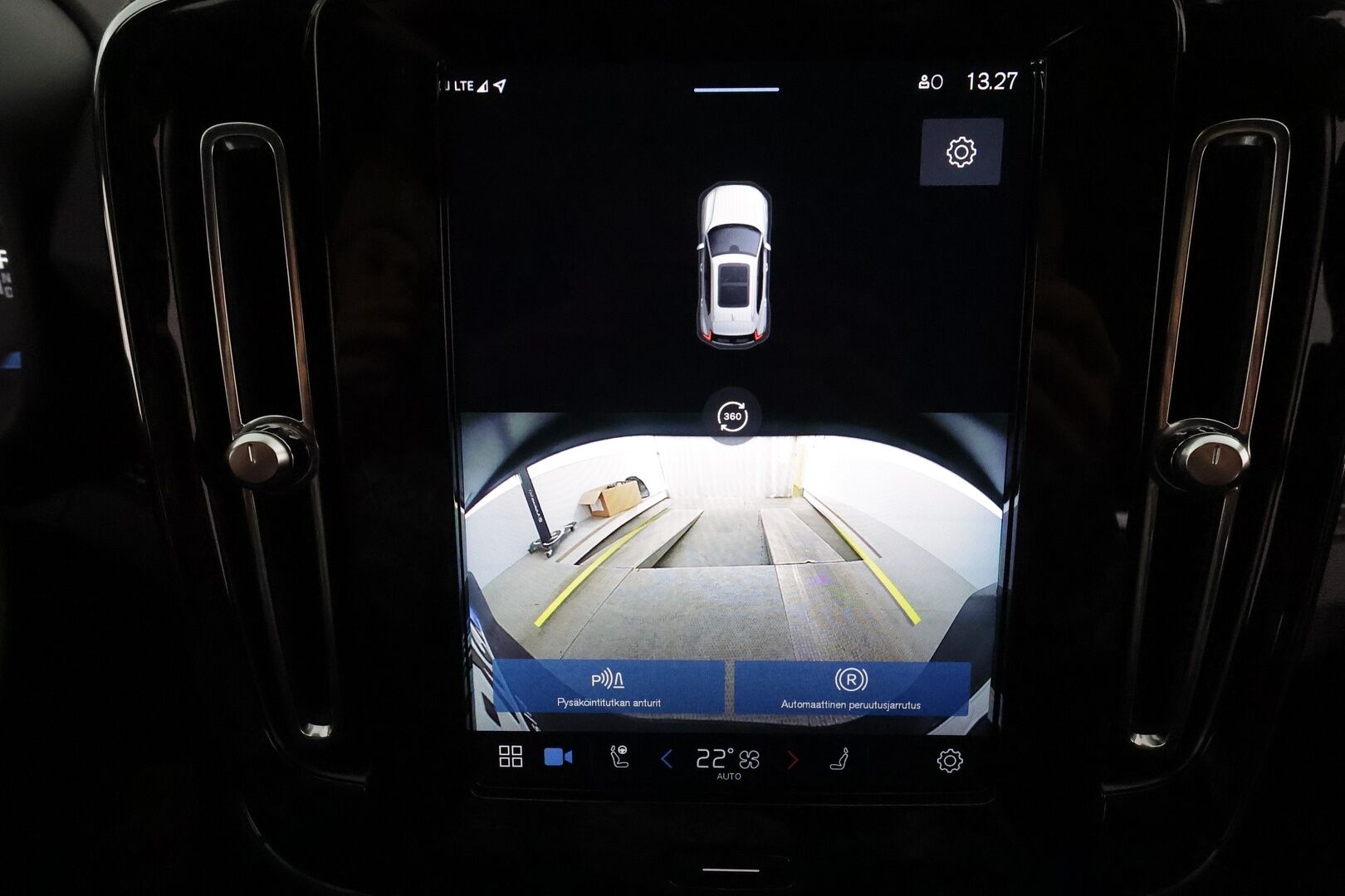 Volvo XC40 2021 P8 AWD Business R-Design aut *ACC / ILP / BLIS / Muistipenkki / Koukku / Full LED / Navi / Facelift / 360° / Sporttinahat* - 1.Om Suomi-auto / Akku kuntotarkastettu / Kahdet renkaat aluvanteilla / Merkkihuollettu