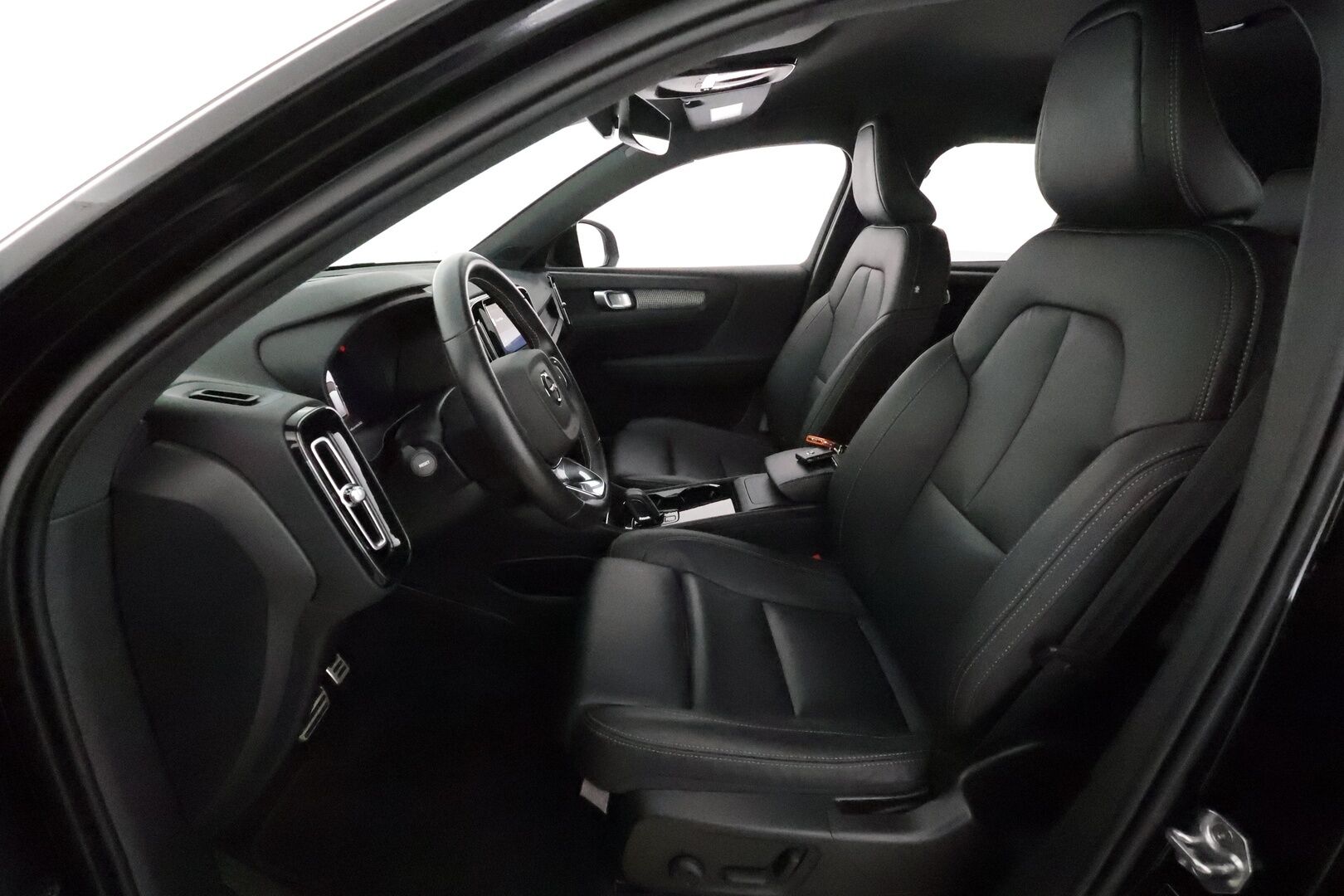 Volvo XC40 2021 P8 AWD Business R-Design aut *ACC / ILP / BLIS / Muistipenkki / Koukku / Full LED / Navi / Facelift / 360° / Sporttinahat* - 1.Om Suomi-auto / Akku kuntotarkastettu / Kahdet renkaat aluvanteilla / Merkkihuollettu
