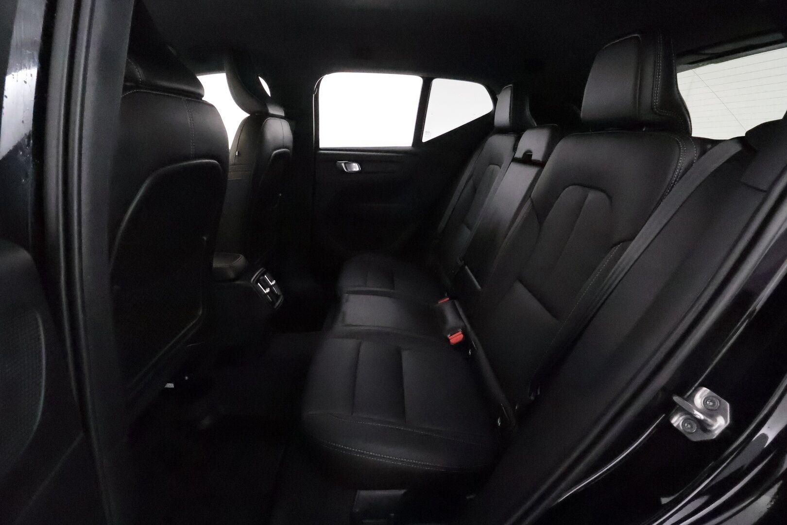 Volvo XC40 2021 P8 AWD Business R-Design aut *ACC / ILP / BLIS / Muistipenkki / Koukku / Full LED / Navi / Facelift / 360° / Sporttinahat* - 1.Om Suomi-auto / Akku kuntotarkastettu SoH 95% / Kahdet renkaat aluvanteilla / Merkkihuollettu