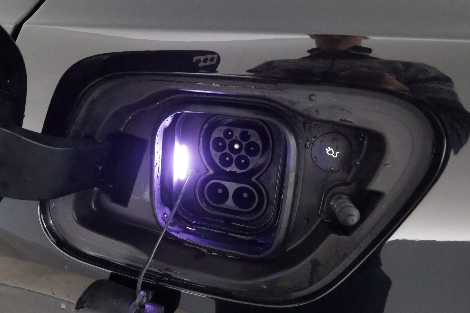 Volvo XC40 2021 P8 AWD Business R-Design aut *ACC / ILP / BLIS / Muistipenkki / Koukku / Full LED / Navi / Facelift / 360° / Sporttinahat* - 1.Om Suomi-auto / Akku kuntotarkastettu SoH 95% / Kahdet renkaat aluvanteilla / Merkkihuollettu