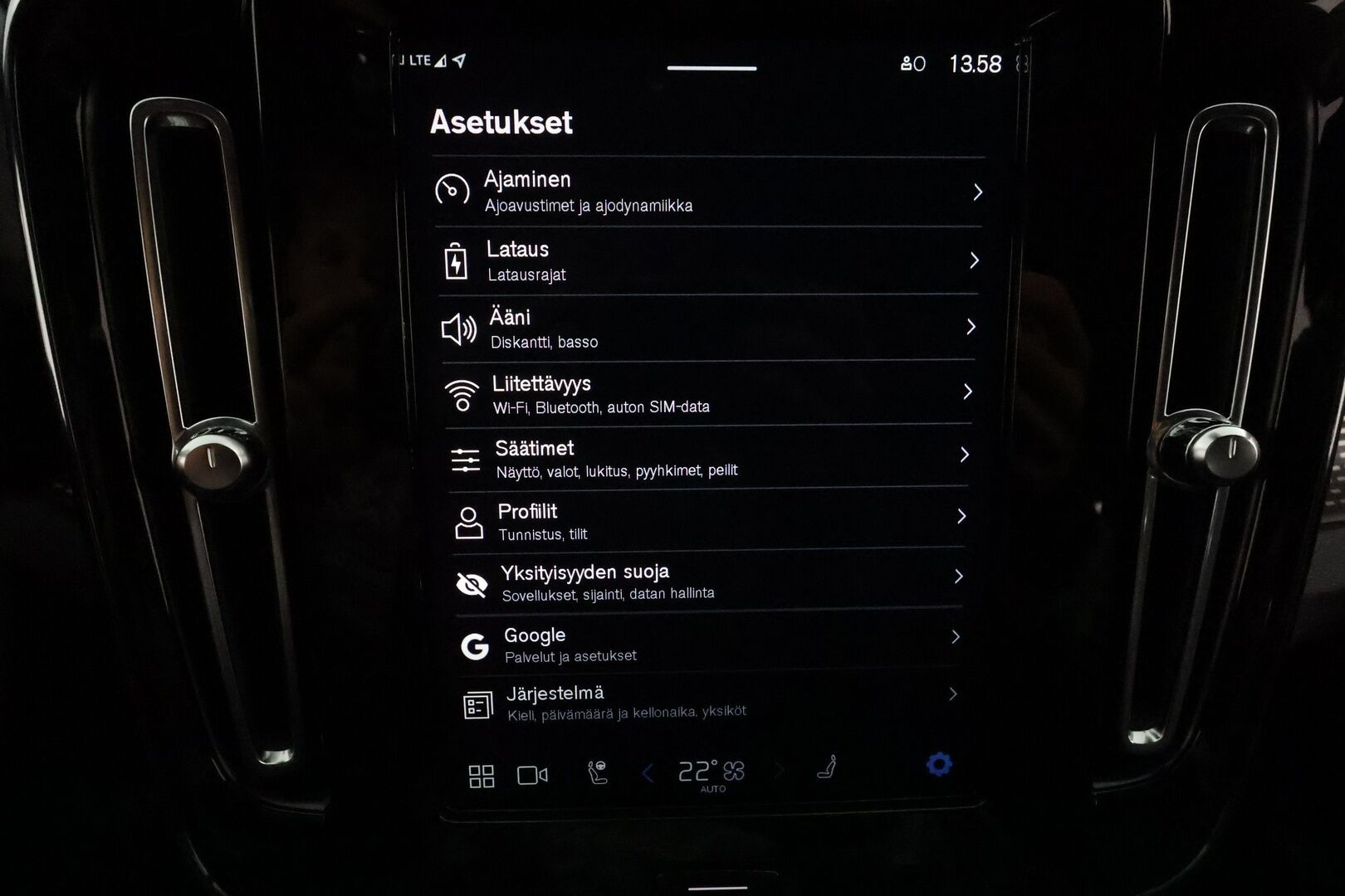 Volvo XC40 2021 P8 AWD Business R-Design aut *ACC / ILP / BLIS / Muistipenkki / Koukku / Full LED / Navi / Facelift / 360° / Sporttinahat* - 1.Om Suomi-auto / Akku kuntotarkastettu SoH 95% / Kahdet renkaat aluvanteilla / Merkkihuollettu