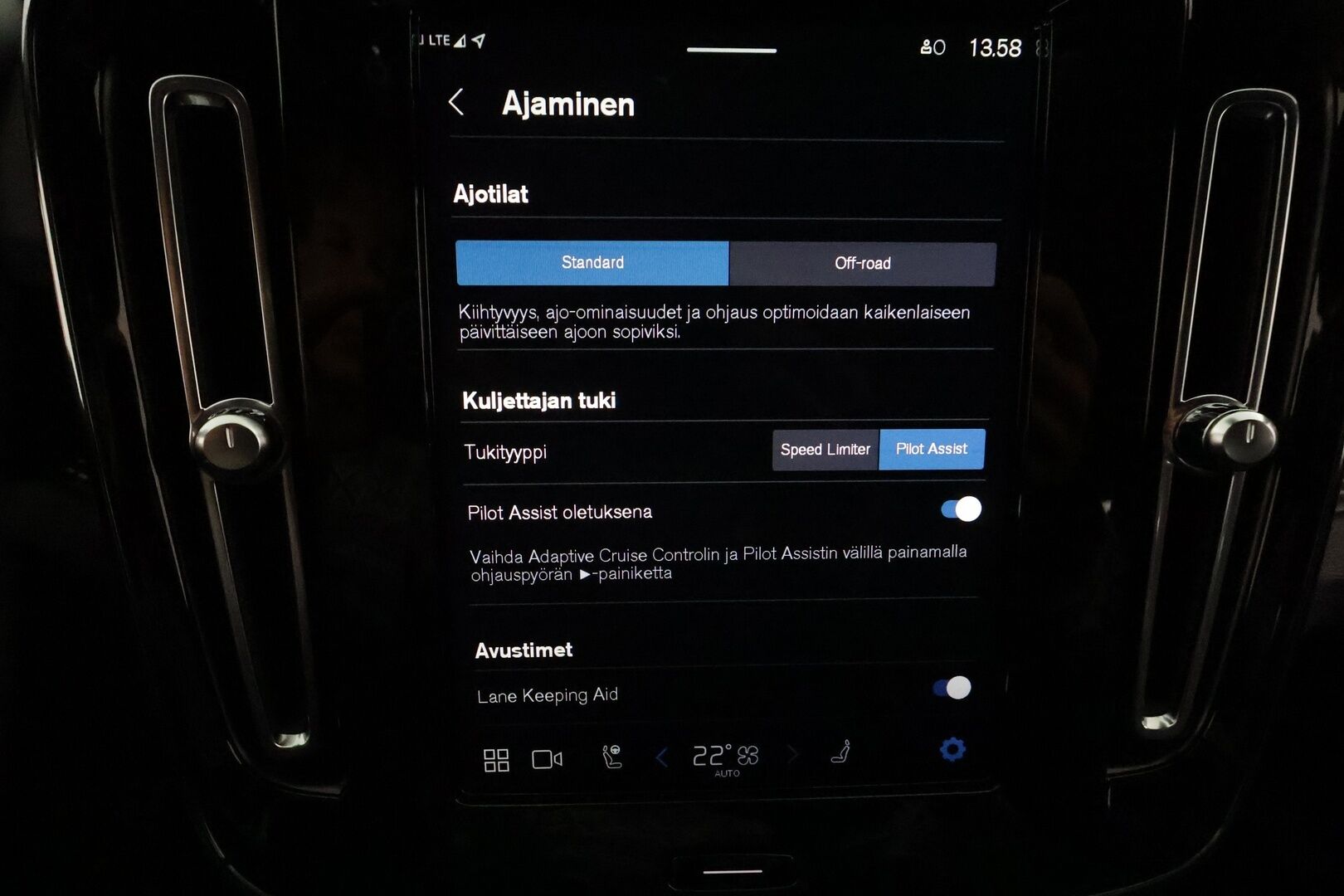 Volvo XC40 2021 P8 AWD Business R-Design aut *ACC / ILP / BLIS / Muistipenkki / Koukku / Full LED / Navi / Facelift / 360° / Sporttinahat* - 1.Om Suomi-auto / Akku kuntotarkastettu SoH 95% / Kahdet renkaat aluvanteilla / Merkkihuollettu