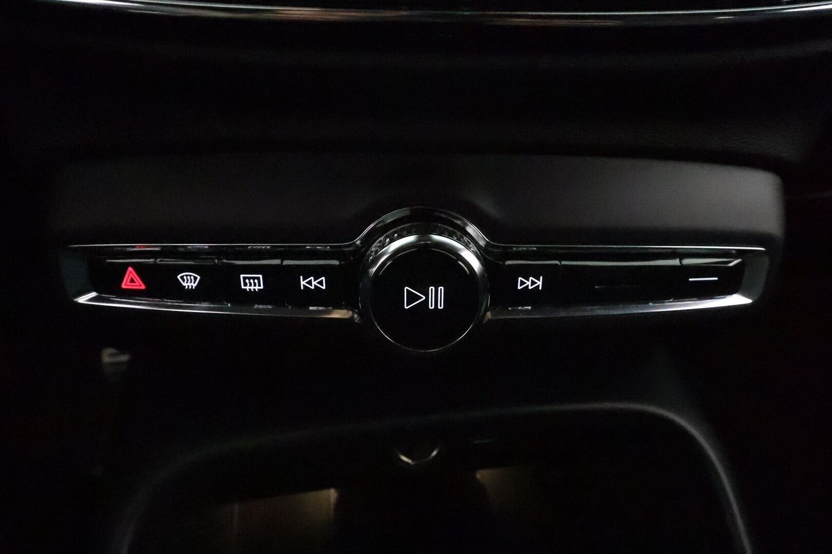 Volvo XC40 2021 P8 AWD Business R-Design aut *ACC / ILP / BLIS / Muistipenkki / Koukku / Full LED / Navi / Facelift / 360° / Sporttinahat* - 1.Om Suomi-auto / Akku kuntotarkastettu SoH 95% / Kahdet renkaat aluvanteilla / Merkkihuollettu