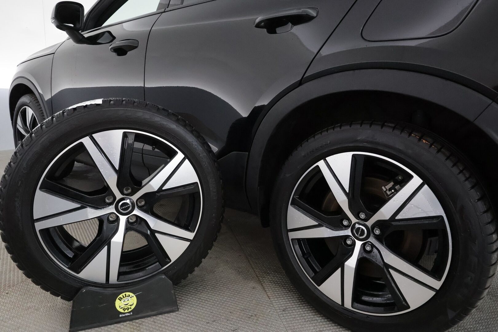Volvo XC40 2021 P8 AWD Business R-Design aut *ACC / ILP / BLIS / Muistipenkki / Koukku / Full LED / Navi / Facelift / 360° / Sporttinahat* - 1.Om Suomi-auto / Akku kuntotarkastettu SoH 95% / Kahdet renkaat aluvanteilla / Merkkihuollettu