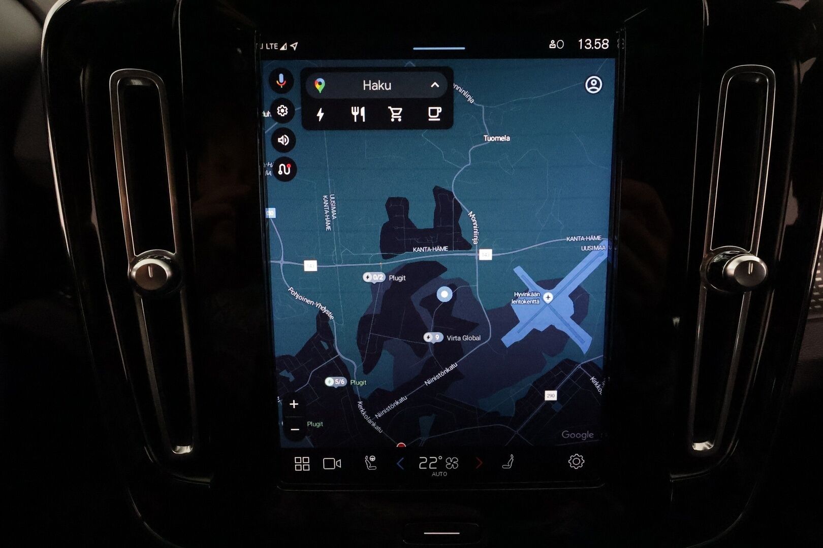 Volvo XC40 2021 P8 AWD Business R-Design aut *ACC / ILP / BLIS / Muistipenkki / Koukku / Full LED / Navi / Facelift / 360° / Sporttinahat* - 1.Om Suomi-auto / Akku kuntotarkastettu SoH 95% / Kahdet renkaat aluvanteilla / Merkkihuollettu