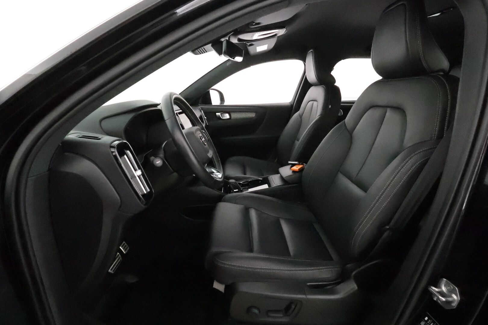 Volvo XC40 2021 P8 AWD Business R-Design aut *ACC / ILP / BLIS / Muistipenkki / Koukku / Full LED / Navi / Facelift / 360° / Sporttinahat* - 1.Om Suomi-auto / Akku kuntotarkastettu SoH 95% / Kahdet renkaat aluvanteilla / Merkkihuollettu