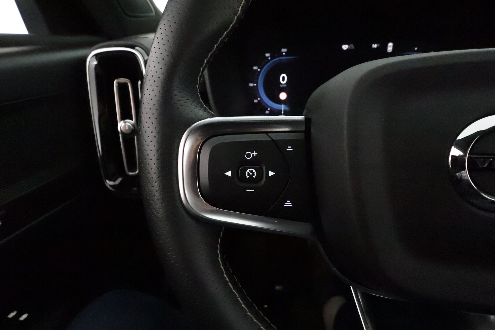 Volvo XC40 2021 P8 AWD Business R-Design aut *ACC / ILP / BLIS / Muistipenkki / Koukku / Full LED / Navi / Facelift / 360° / Sporttinahat* - 1.Om Suomi-auto / Akku kuntotarkastettu SoH 95% / Kahdet renkaat aluvanteilla / Merkkihuollettu