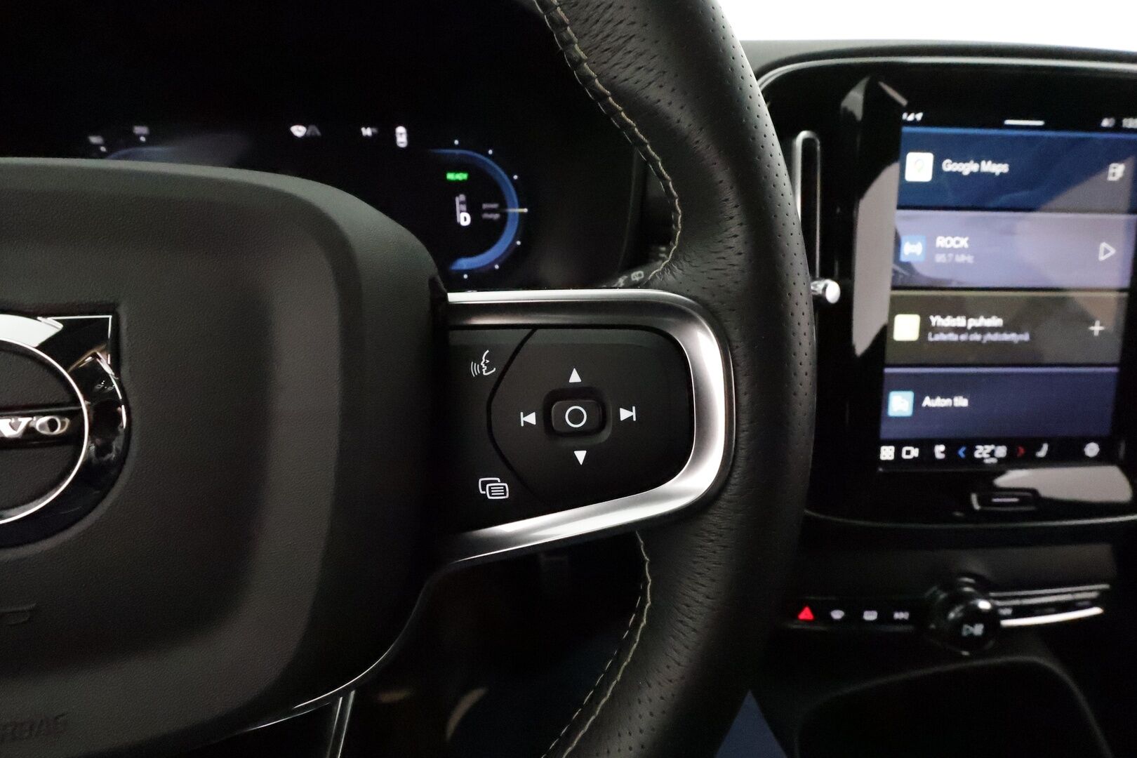 Volvo XC40 2021 P8 AWD Business R-Design aut *ACC / ILP / BLIS / Muistipenkki / Koukku / Full LED / Navi / Facelift / 360° / Sporttinahat* - 1.Om Suomi-auto / Akku kuntotarkastettu SoH 95% / Kahdet renkaat aluvanteilla / Merkkihuollettu