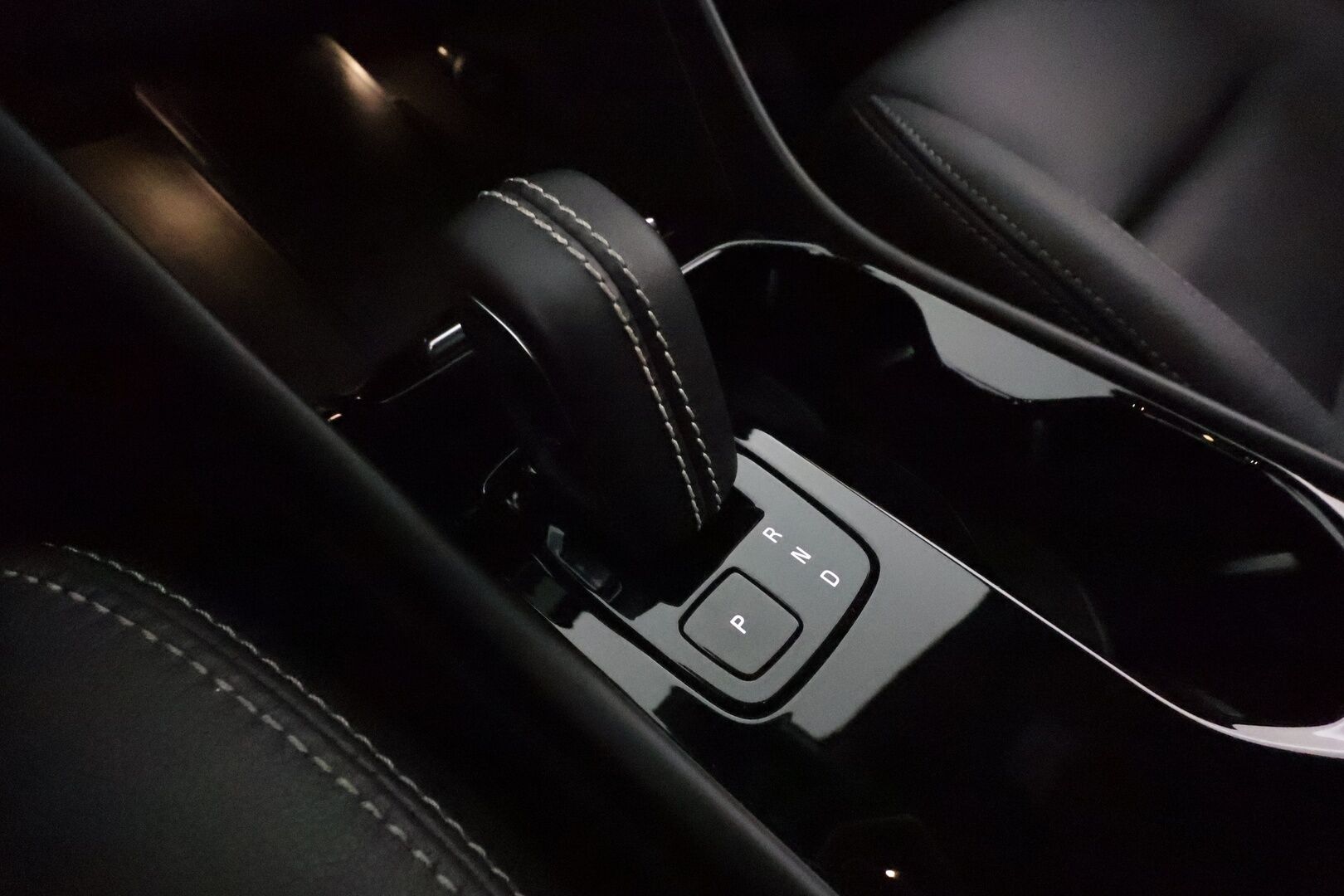 Volvo XC40 2021 P8 AWD Business R-Design aut *ACC / ILP / BLIS / Muistipenkki / Koukku / Full LED / Navi / Facelift / 360° / Sporttinahat* - 1.Om Suomi-auto / Akku kuntotarkastettu SoH 95% / Kahdet renkaat aluvanteilla / Merkkihuollettu