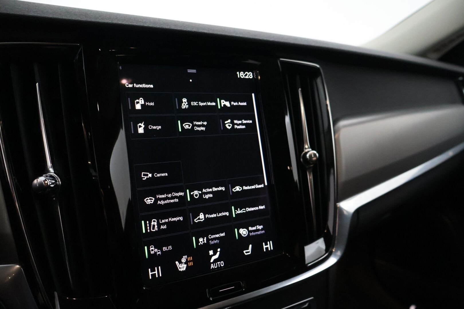 Volvo V90 2020 T8 Recharge AWD Momentum Aut. *Adapt.Vakkari / Webasto / HUD / 360° / Muistipenkki / Nahkasisusta / KeylessGo / Sähköluukku*