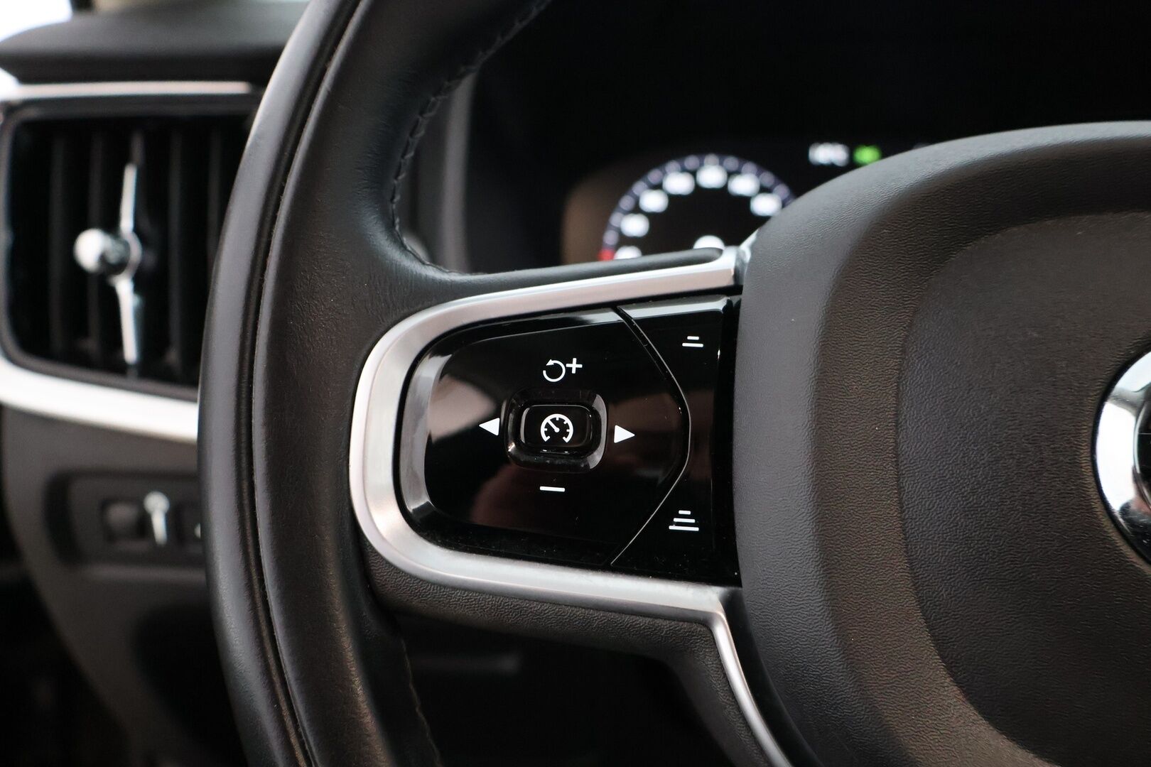 Volvo V90 2020 T8 Recharge AWD Momentum Aut. *Adapt.Vakkari / Webasto / HUD / 360° / Muistipenkki / Nahkasisusta / KeylessGo / Sähköluukku*