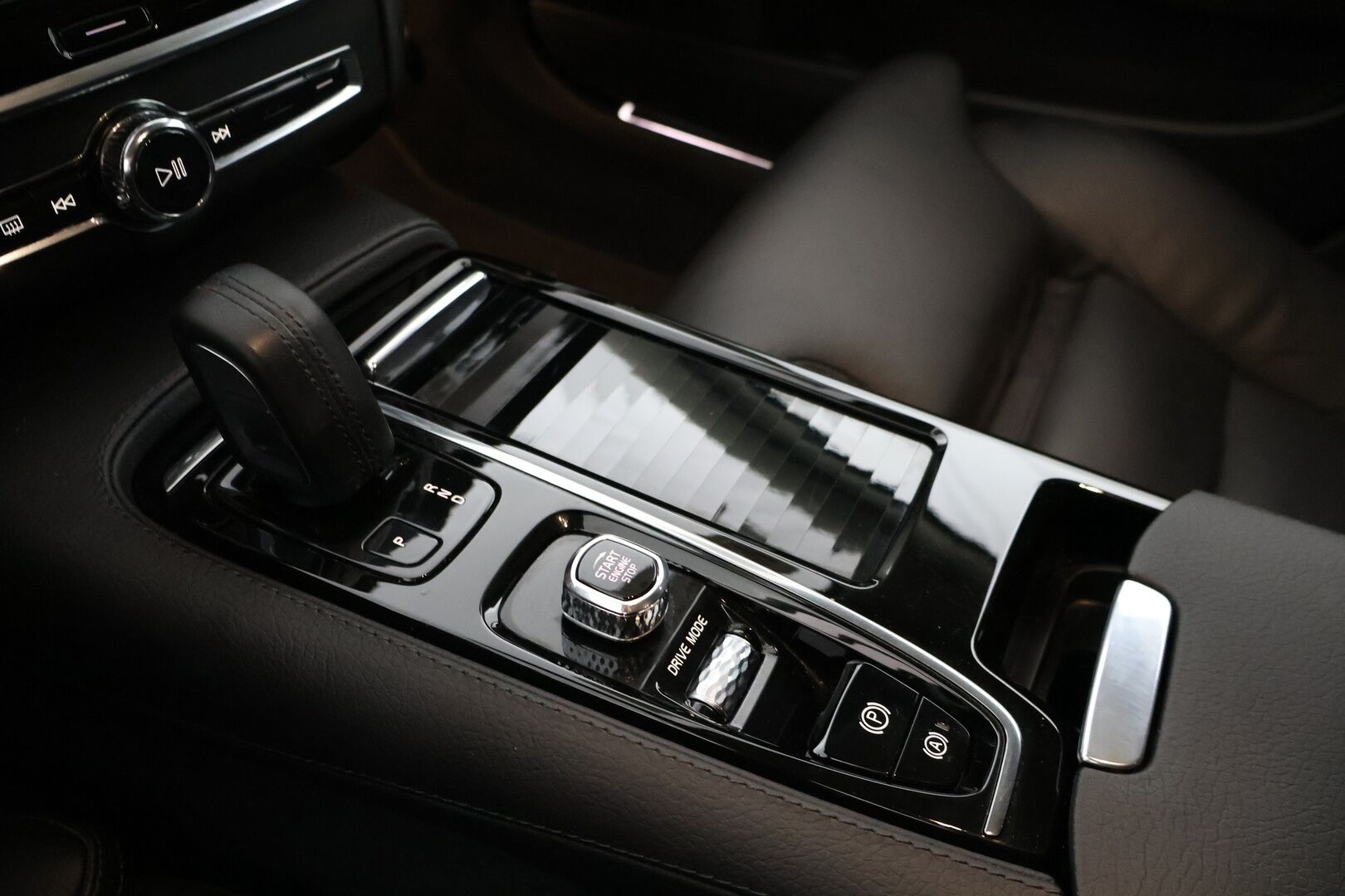 Volvo V90 2020 T8 Recharge AWD Momentum Aut. *Adapt.Vakkari / Webasto / HUD / 360° / Muistipenkki / Nahkasisusta / KeylessGo / Sähköluukku*